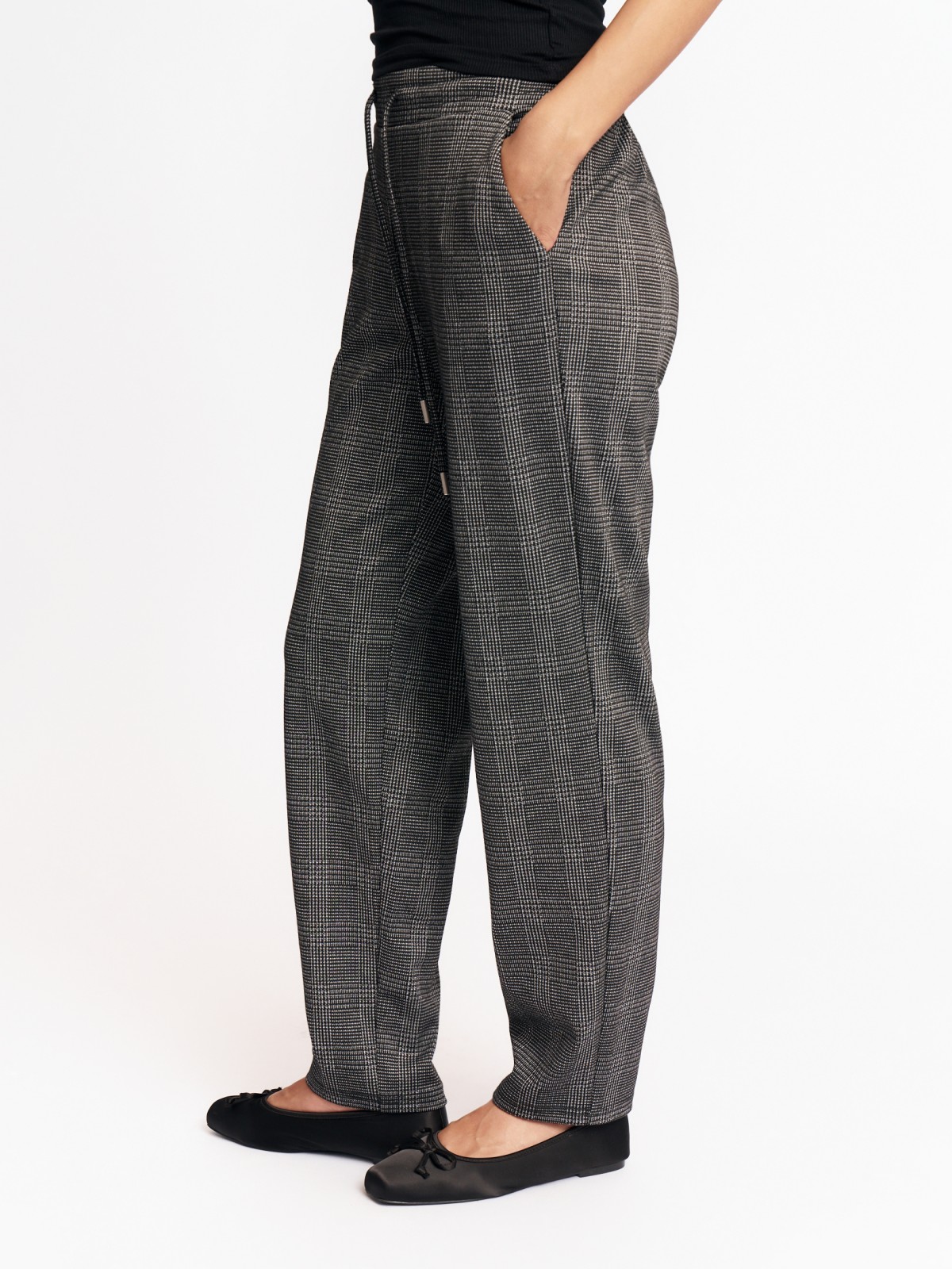 Брюки фасона Carrot на резинке в клетку