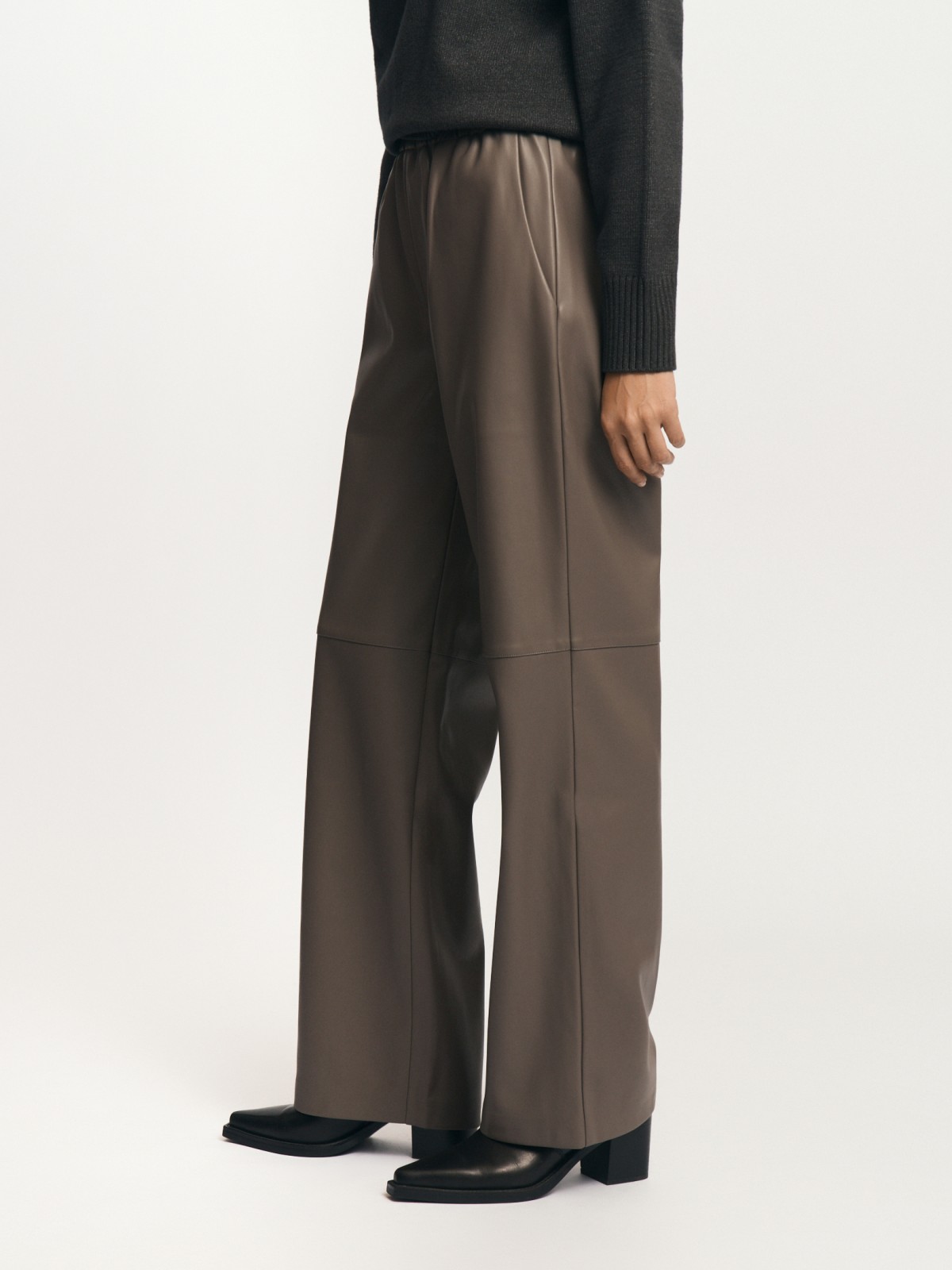 Брюки из экокожи с поясом на резинке