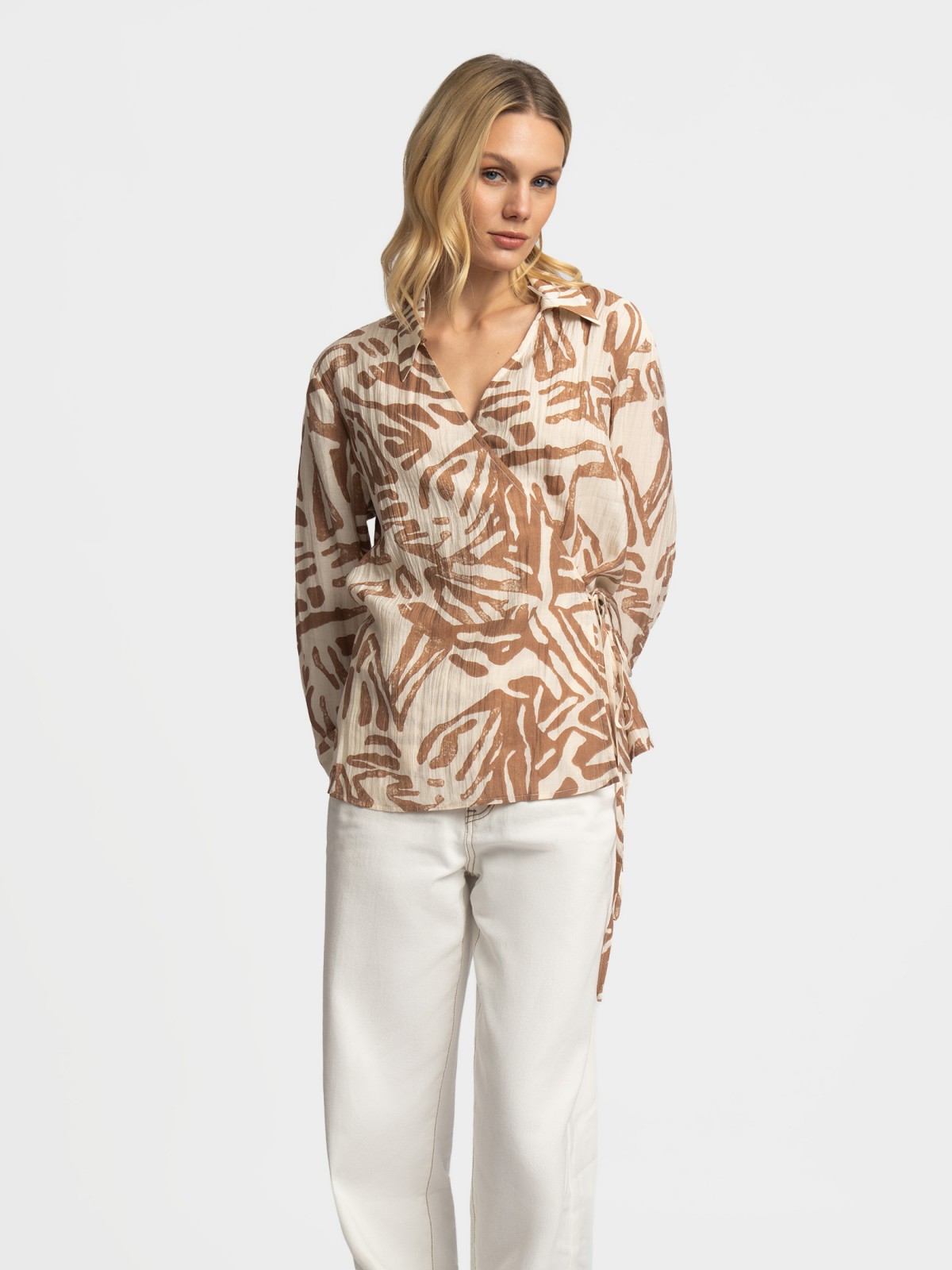 Приталенная блузка на запах с длинным рукавом