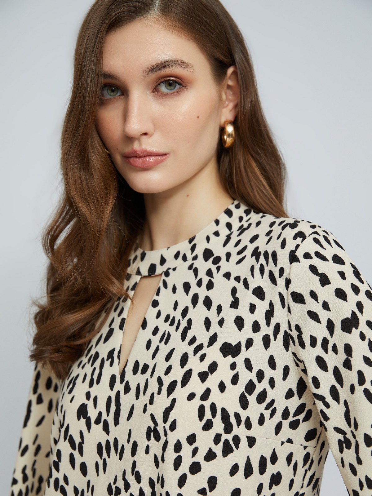 Платье длины мини с чокером и принтом