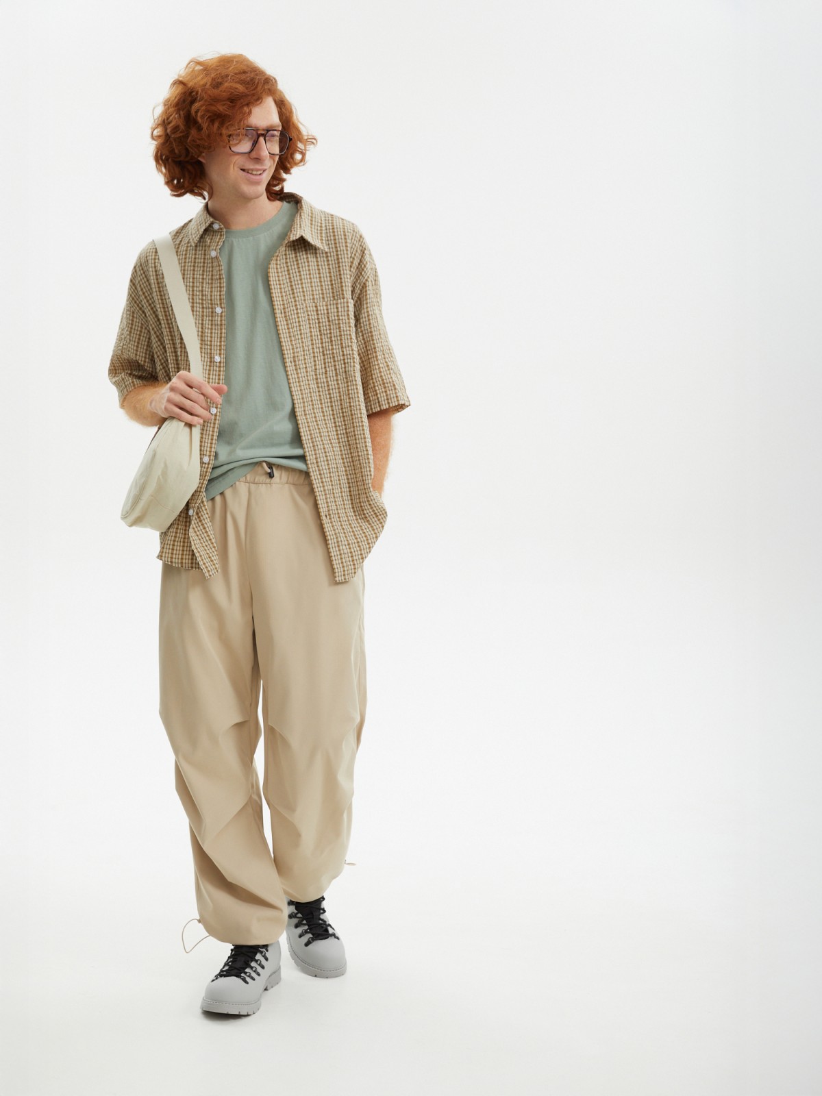 Брюки-джоггеры на кулисках