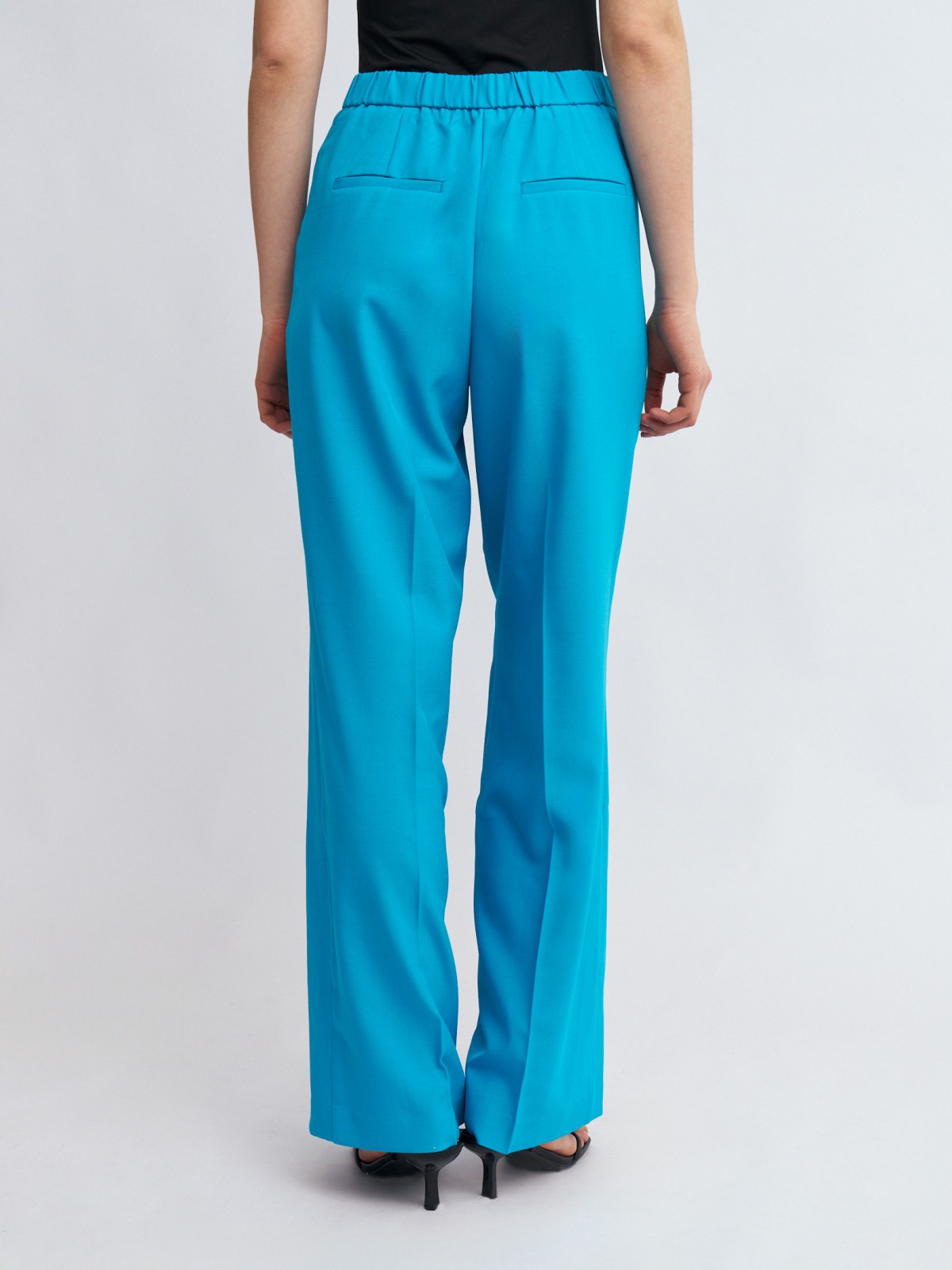 Прямые брюки на резинке со стрелками