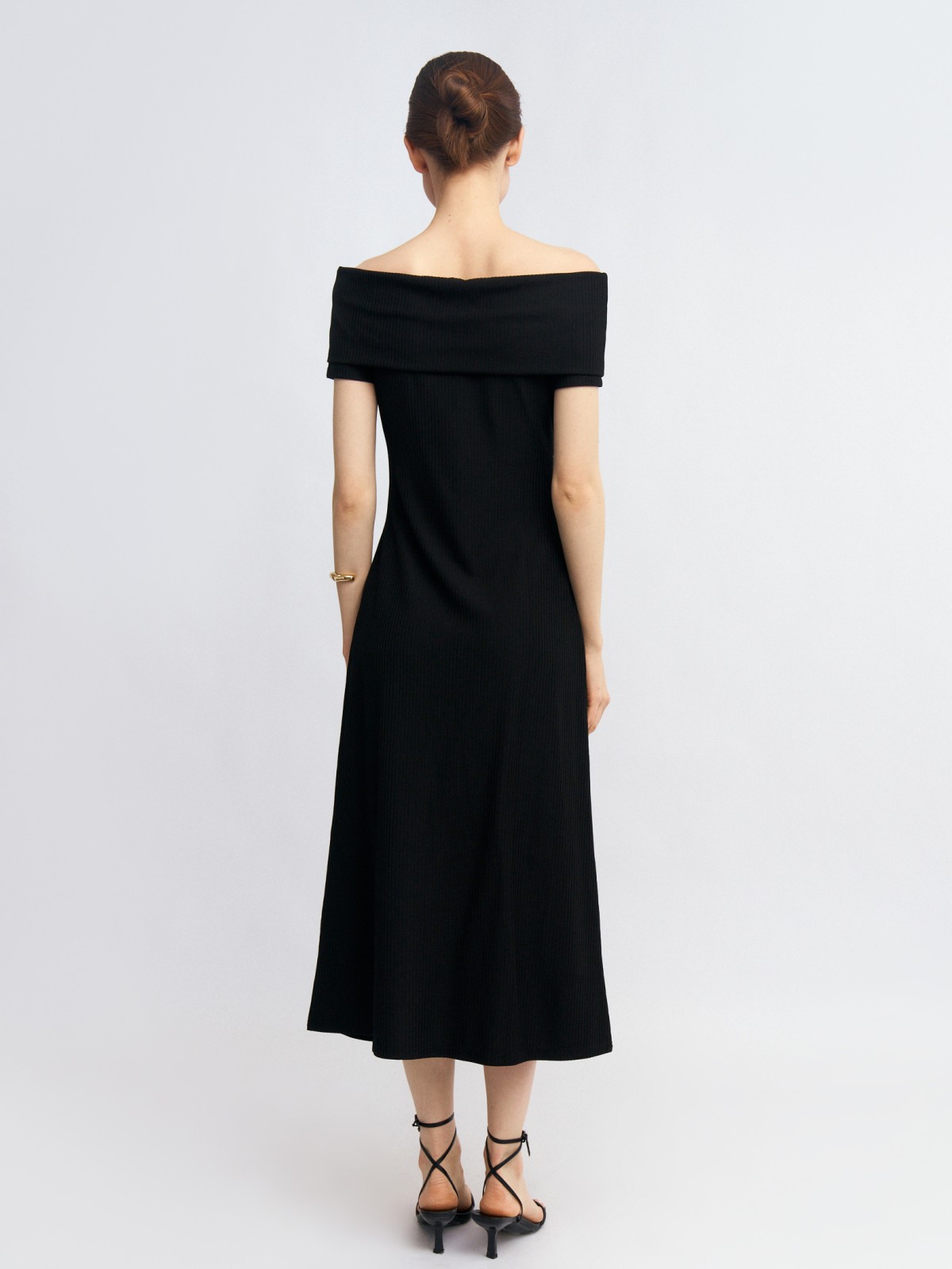 Трикотажное платье лапша с открытыми плечами