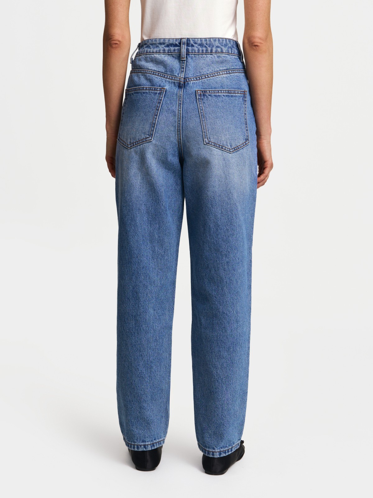 Джинсы силуэта Mom с высокой посадкой