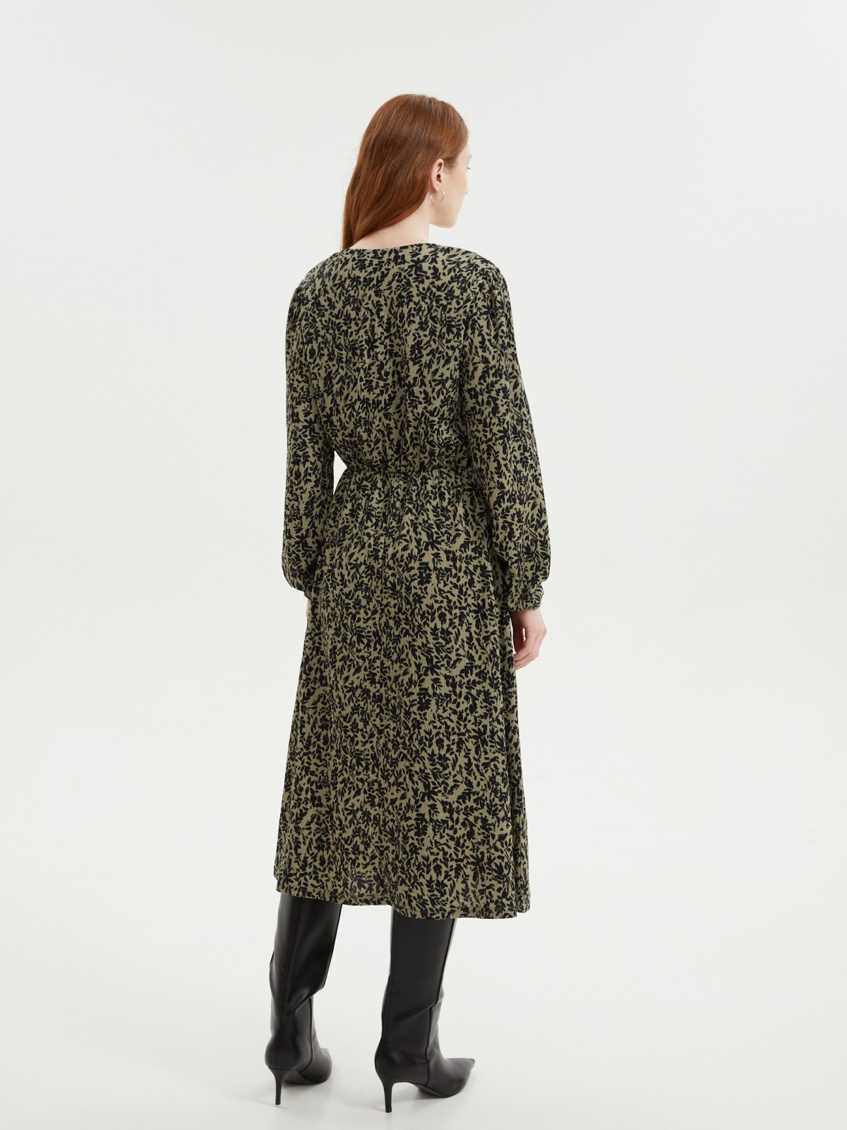 Платье длины миди с вырезом и принтом