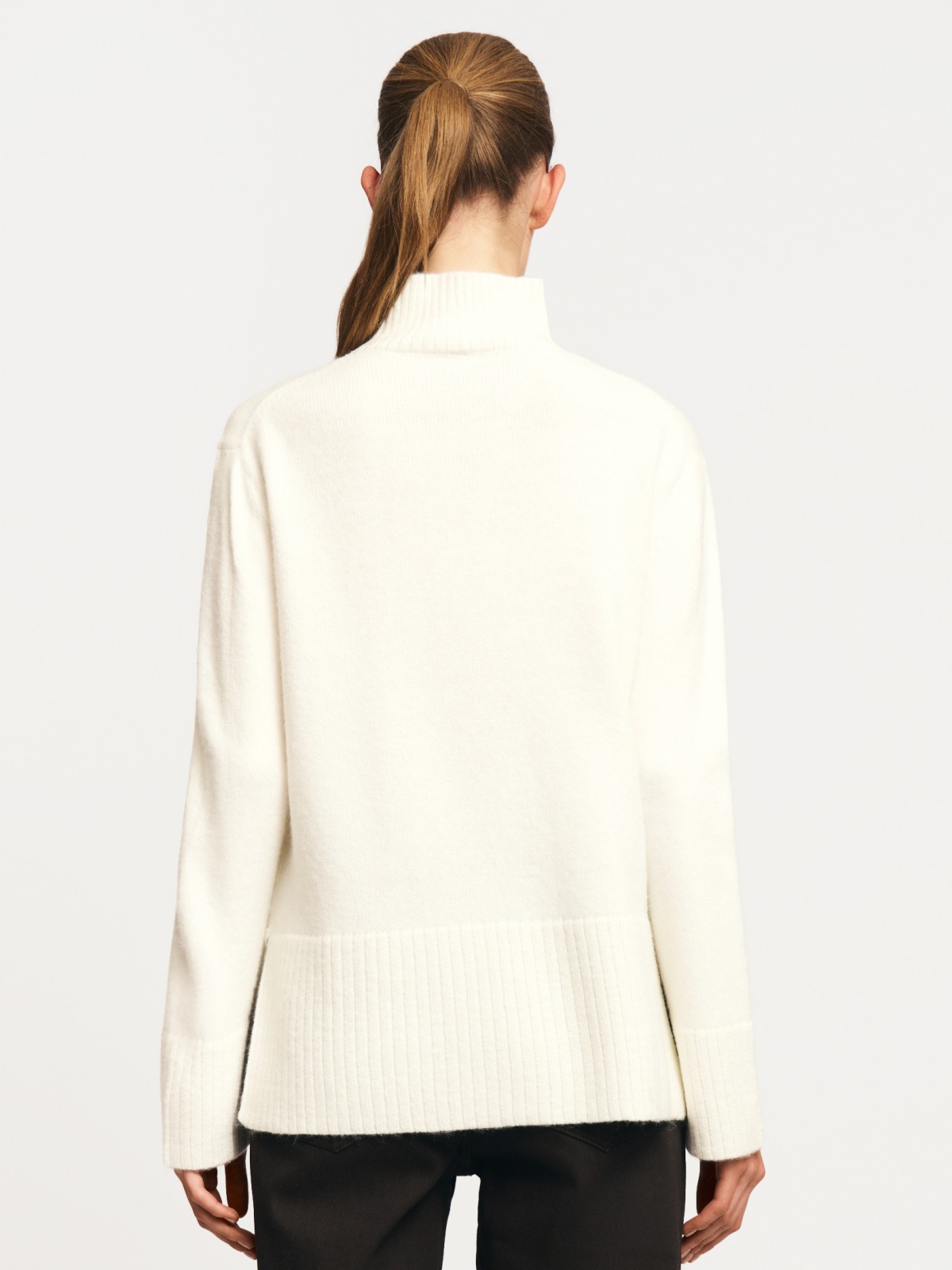 Вязаный свитер с воротником-стойкой