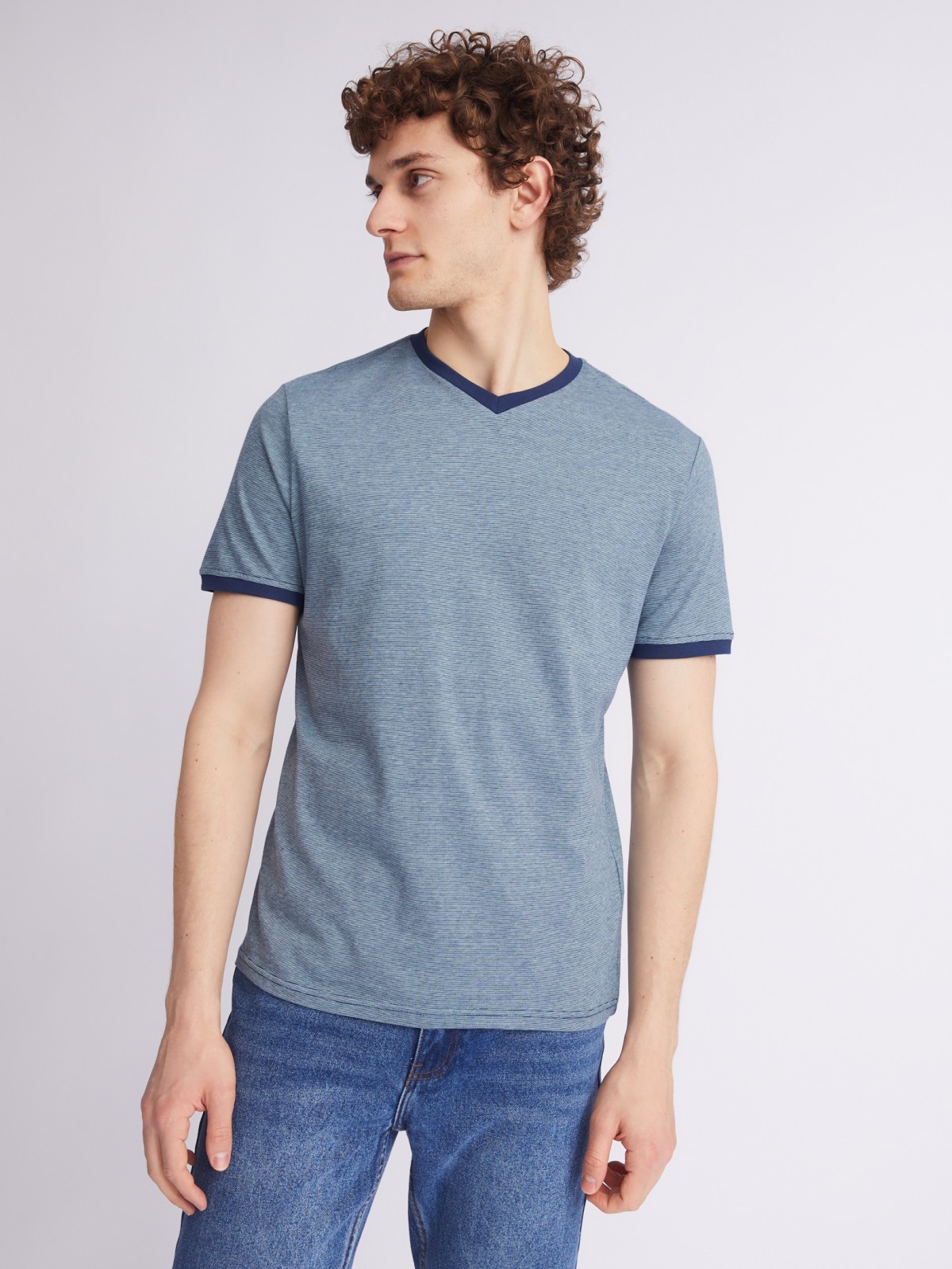 Футболка в полоску с треугольным вырезом