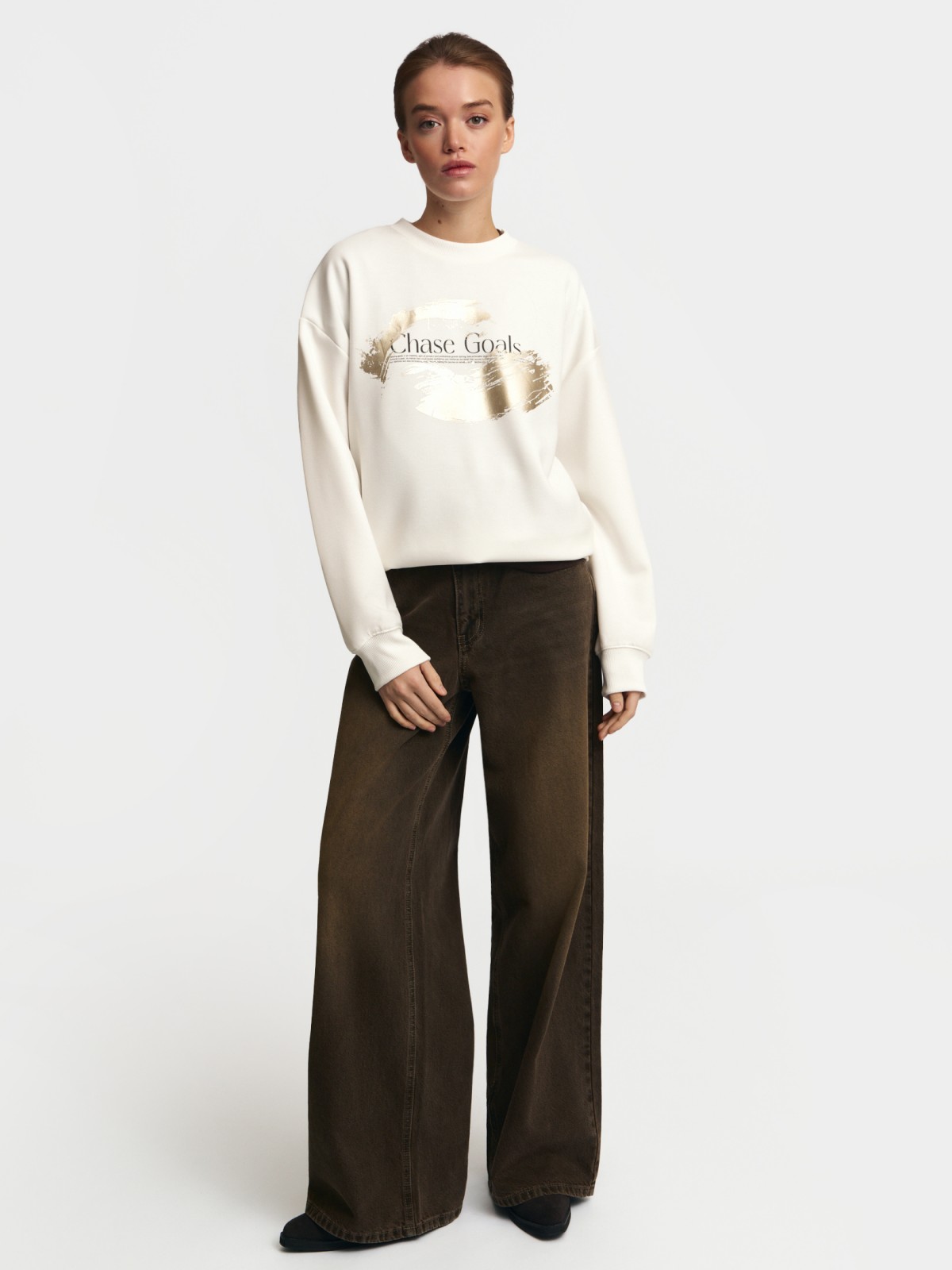 Свитшот с акцентным принтом на груди