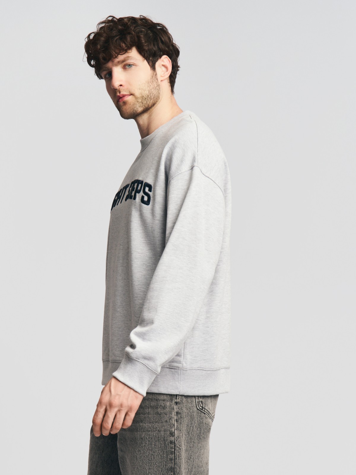 Утеплённый свитшот прямого кроя с надписью