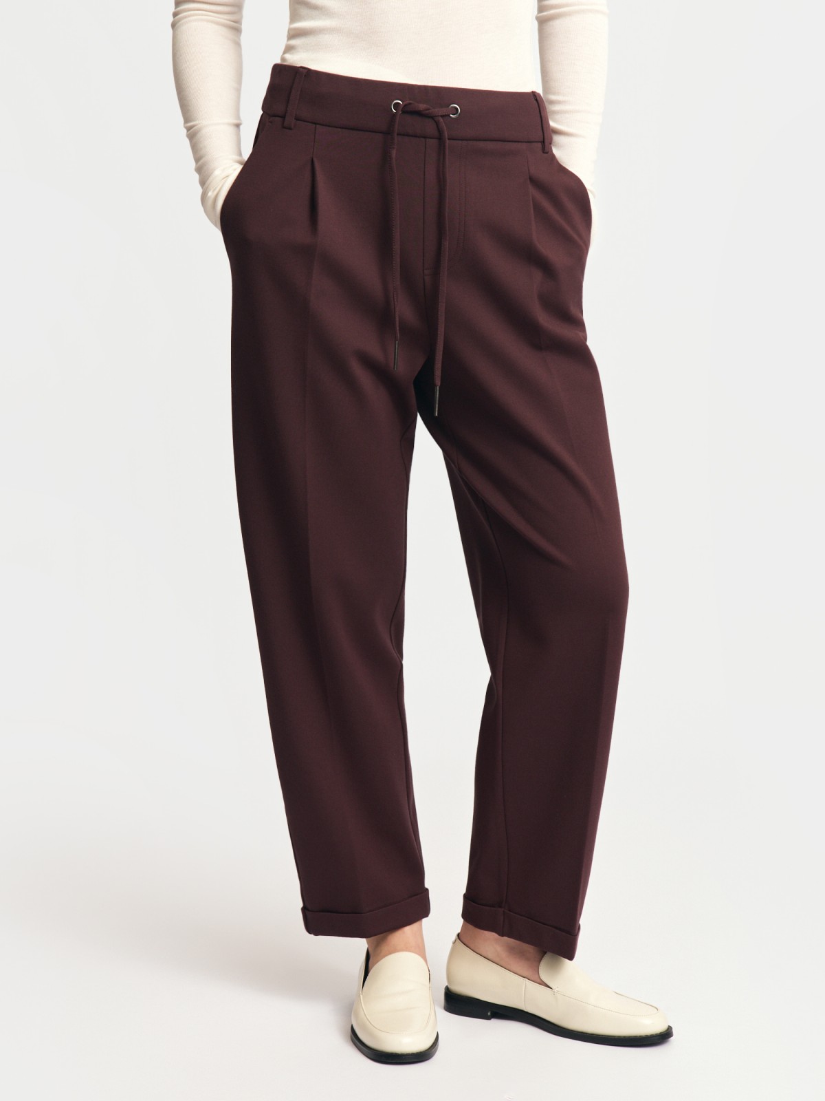 Брюки с поясом на резинке и стрелками