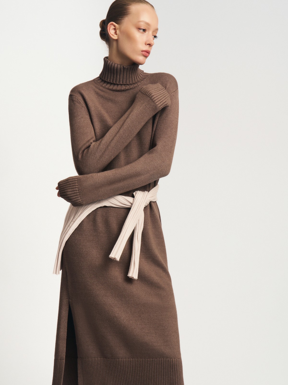 Вязаное платье-свитер с горлом