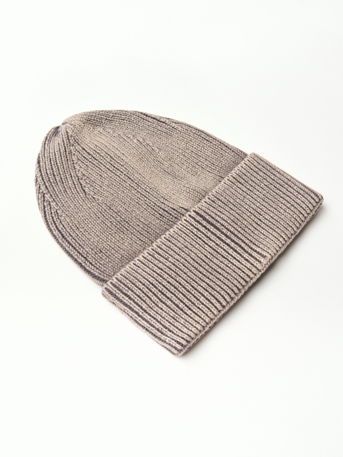 Вязаная шапка-бини с отворотом