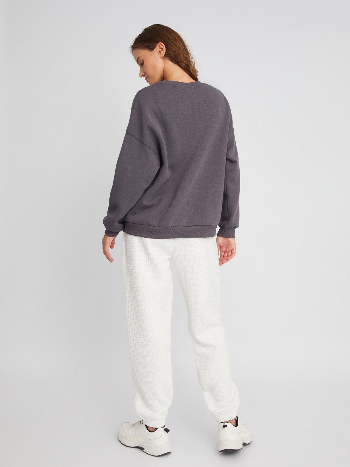 Утеплённый свитшот с длинным рукавом и акцентным принтом