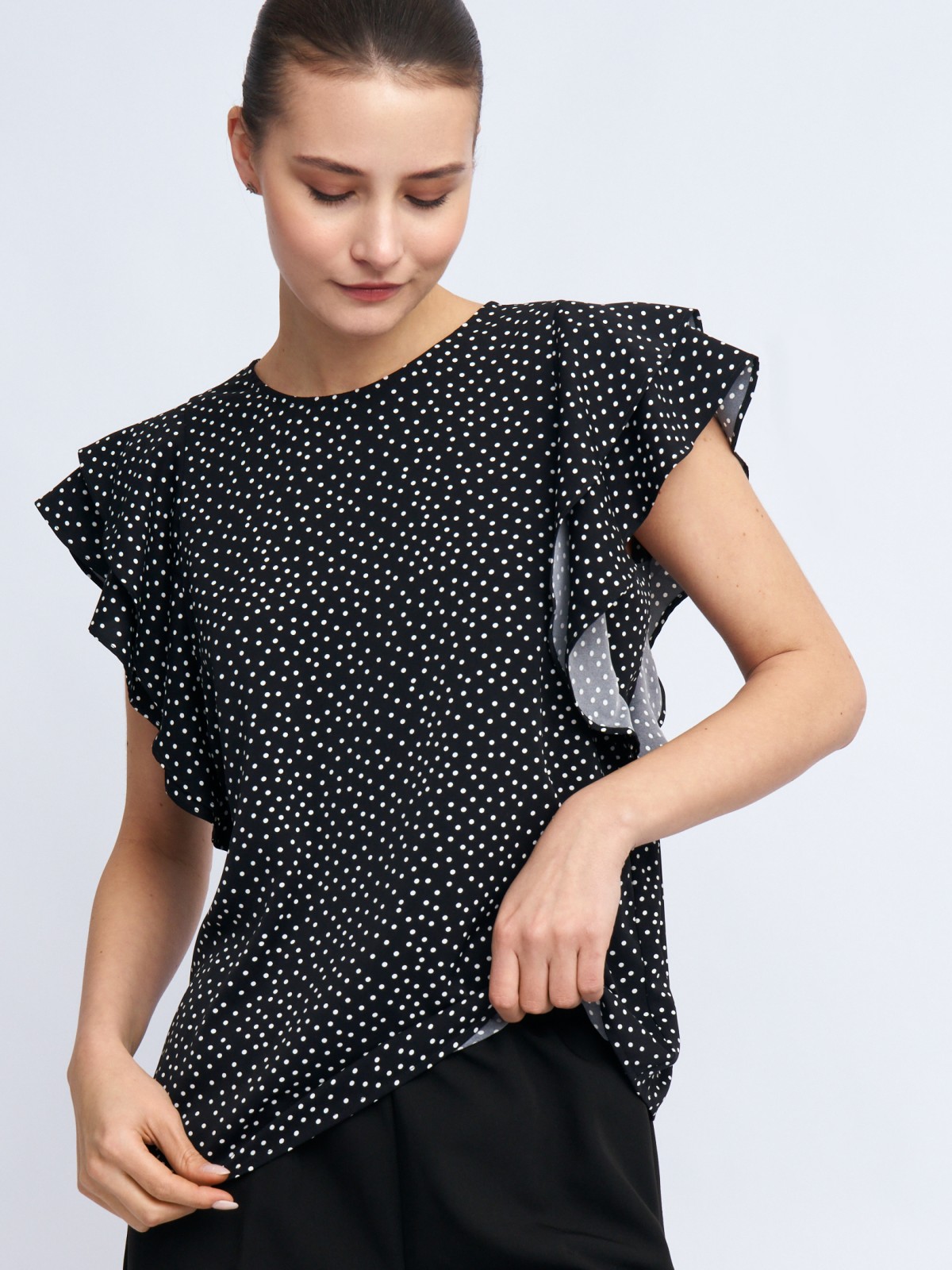 Топ-блузка в горошек с воланами на рукавах