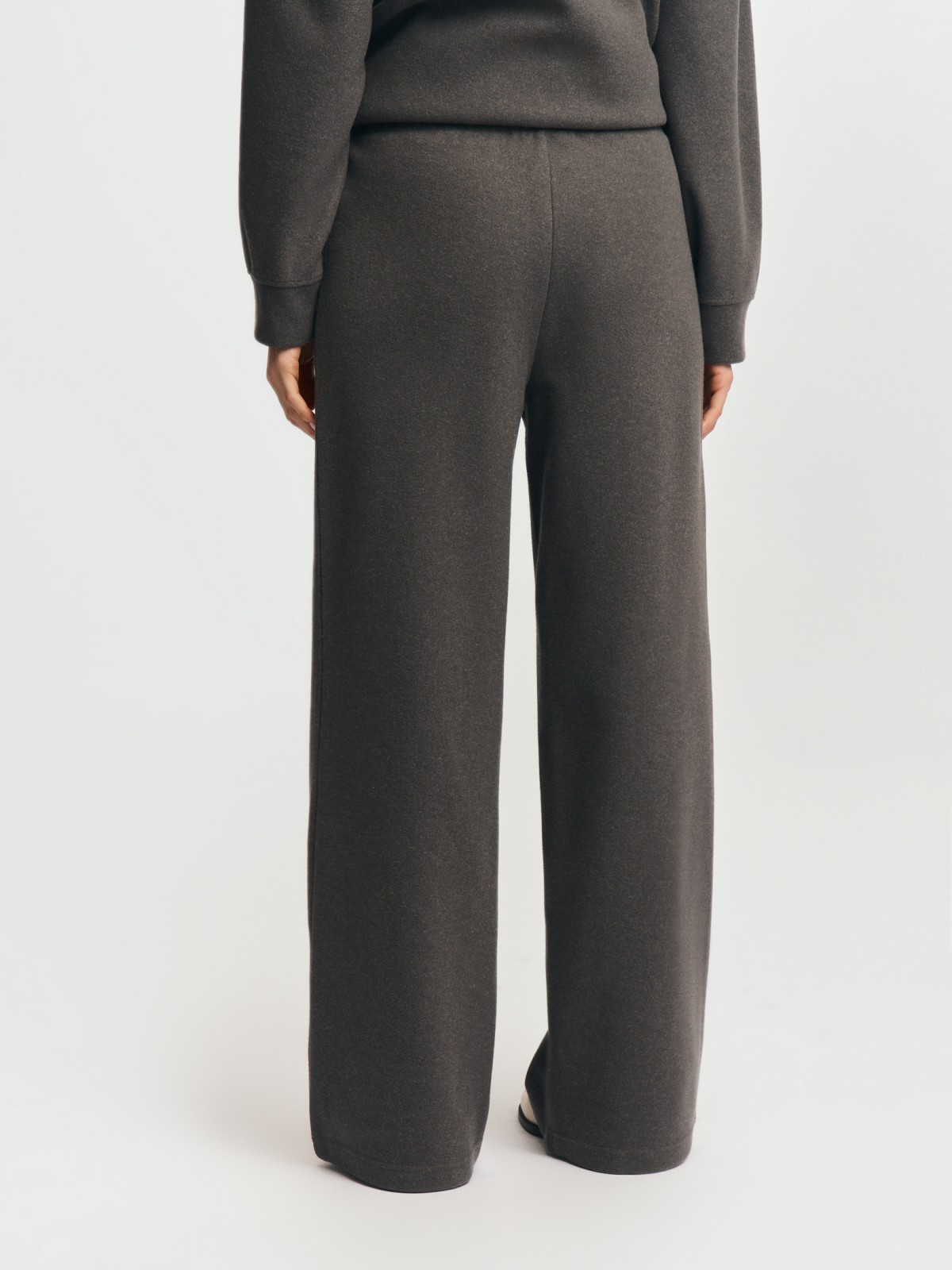 Трикотажные брюки на резинке