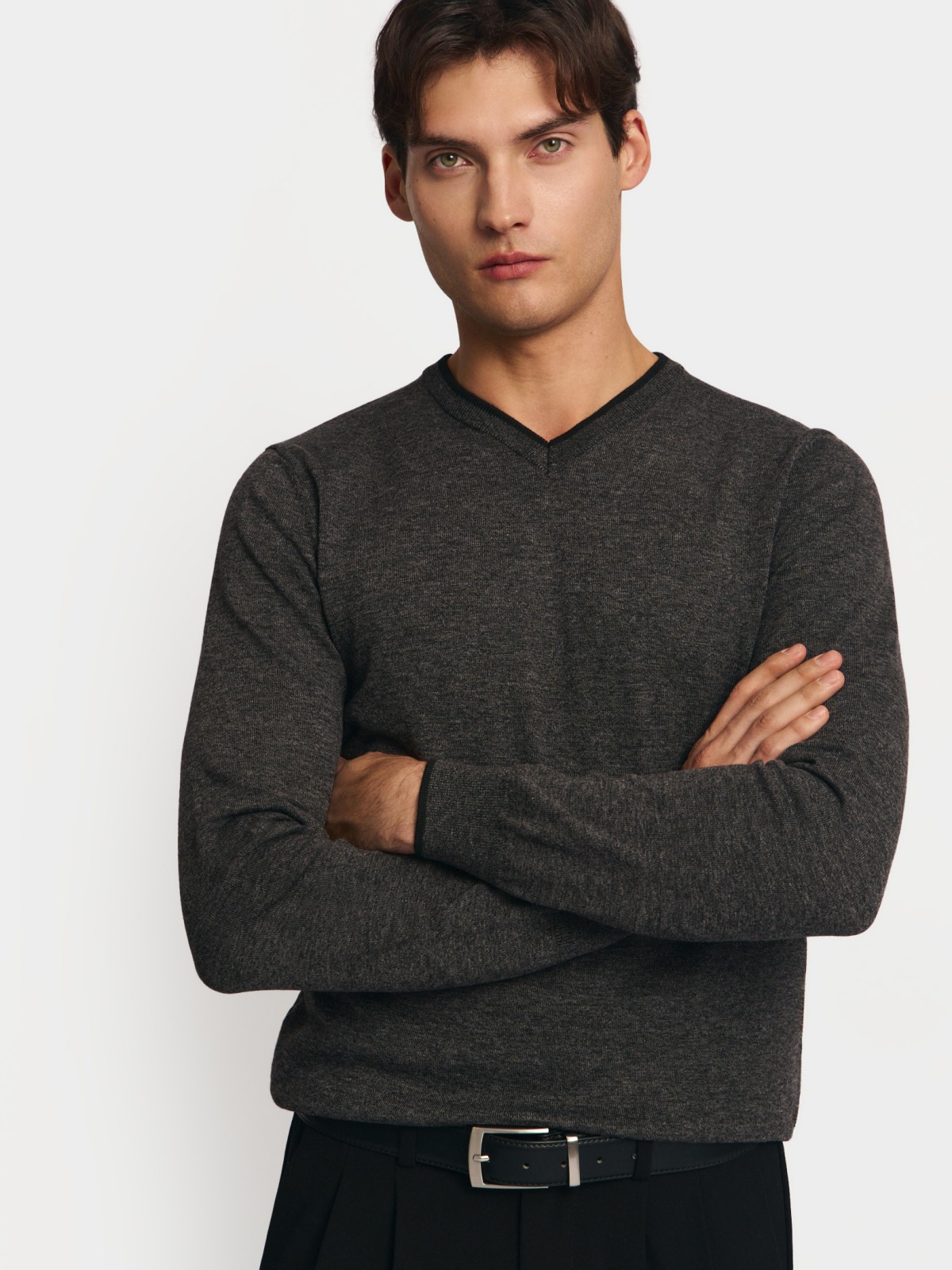 Тонкий трикотажный джемпер с вырезом