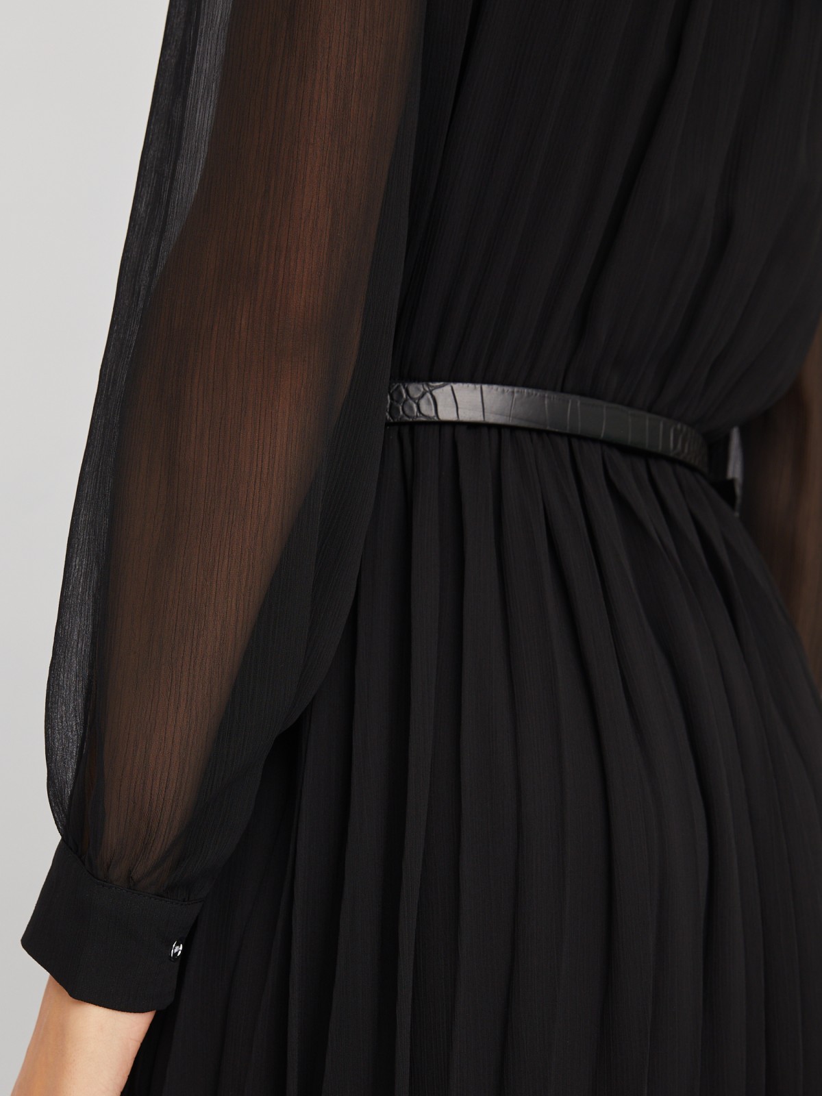 Шифоновое платье-рубашка длины миди с плиссировкой и акцентном на талии