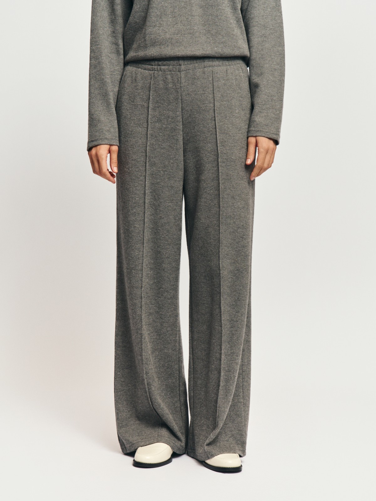 Трикотажные брюки на резинке со стрелками