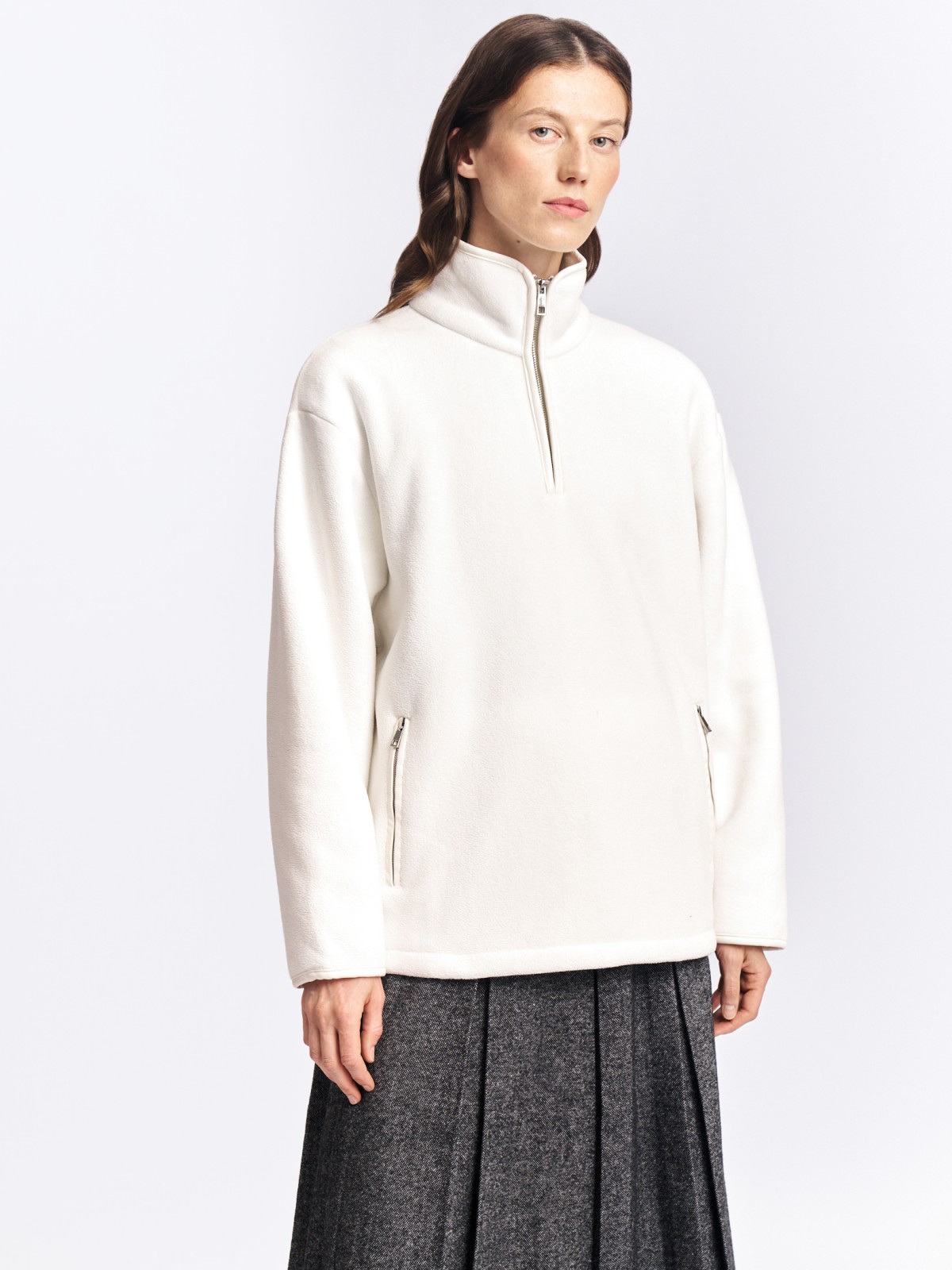 Свитшот из экомеха с воротником-стойкой на молнии