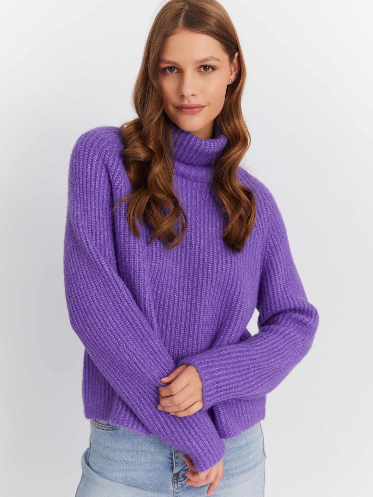 Вязаный свитер с воротником-гольф zolla фиолетового цвета