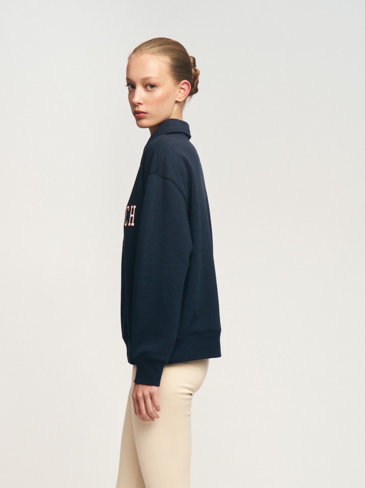 Утеплённый свитшот с воротником поло и надписью