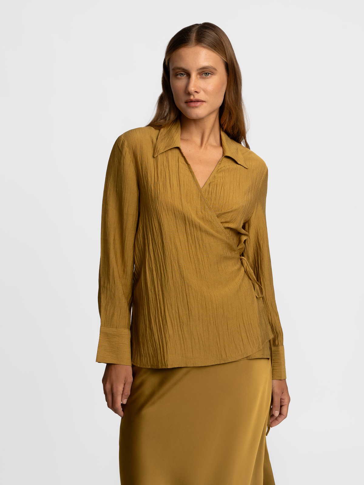 Приталенная блузка на запах с длинным рукавом