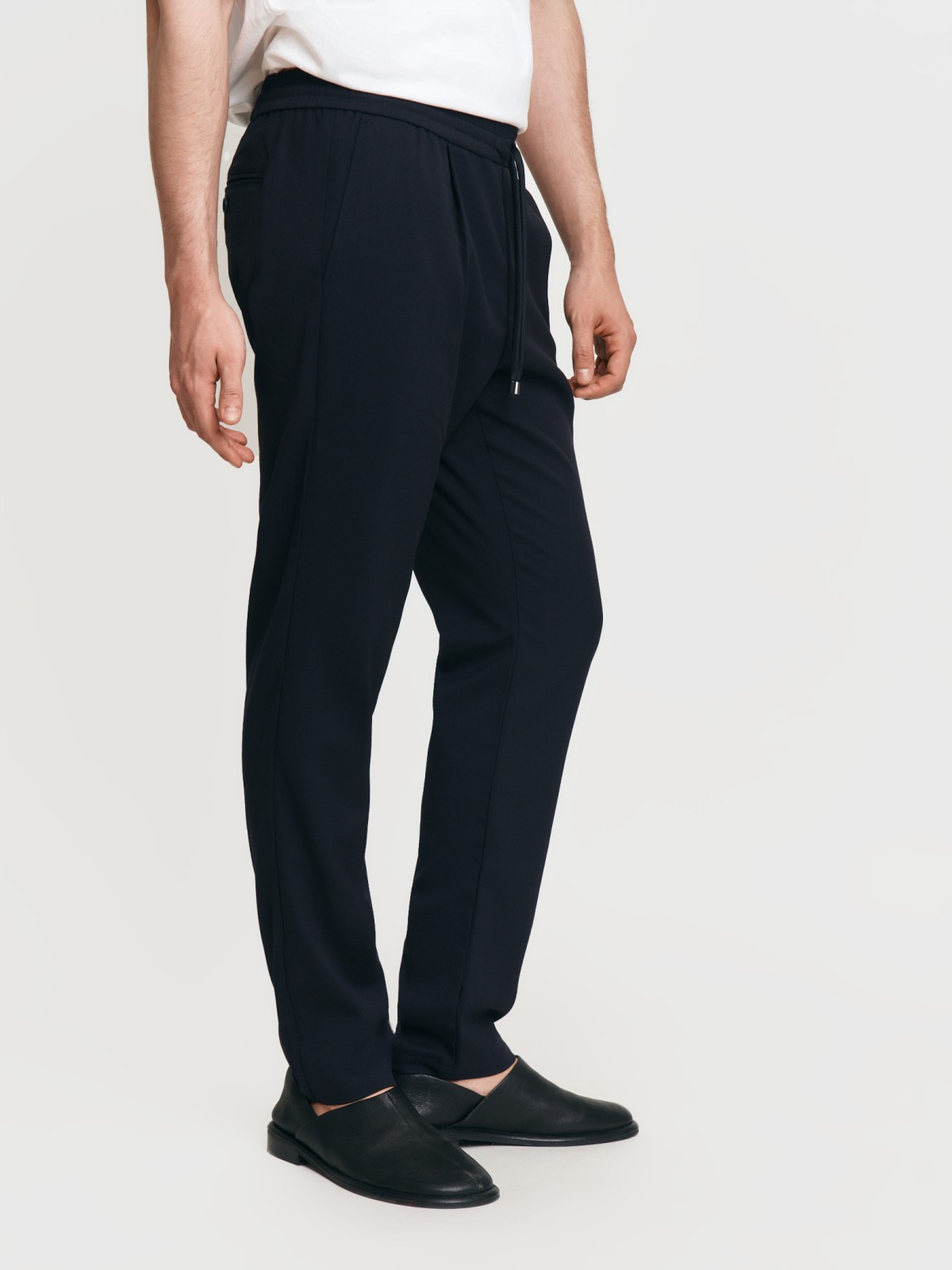 Брюки силуэта Tapered на резинке с кулиской