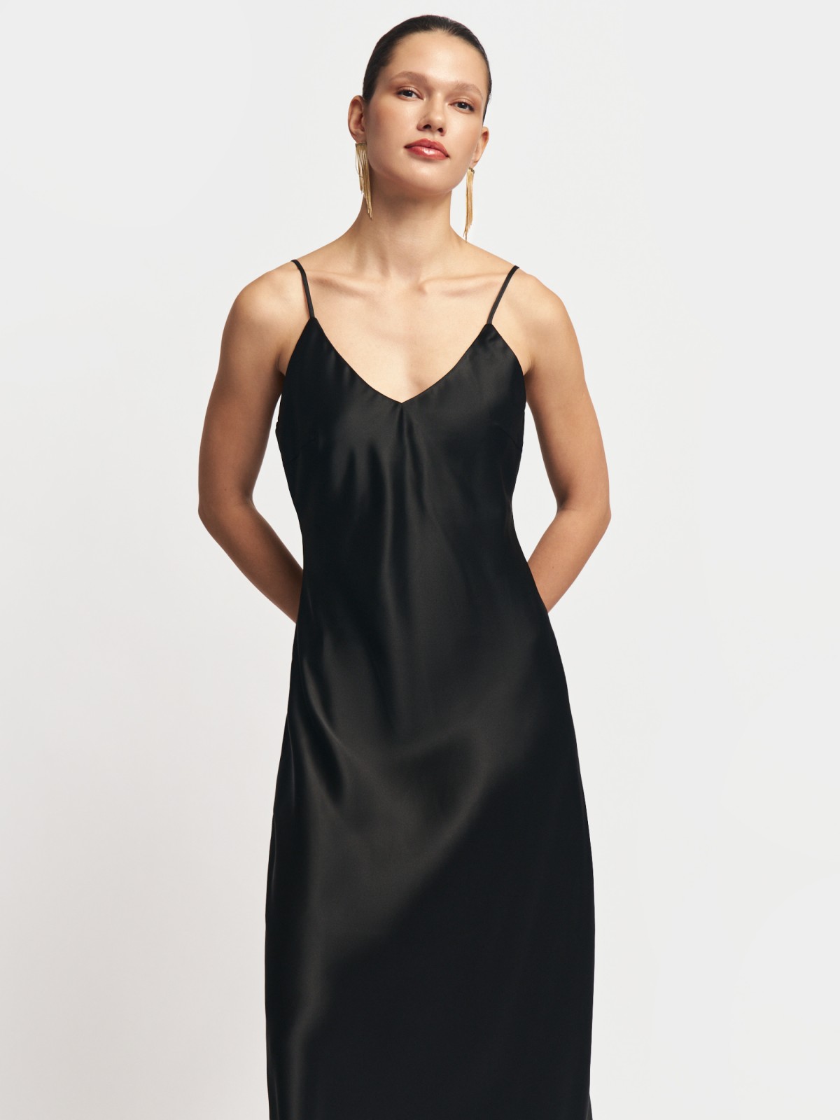 Атласное платье-комбинация миди на бретельках