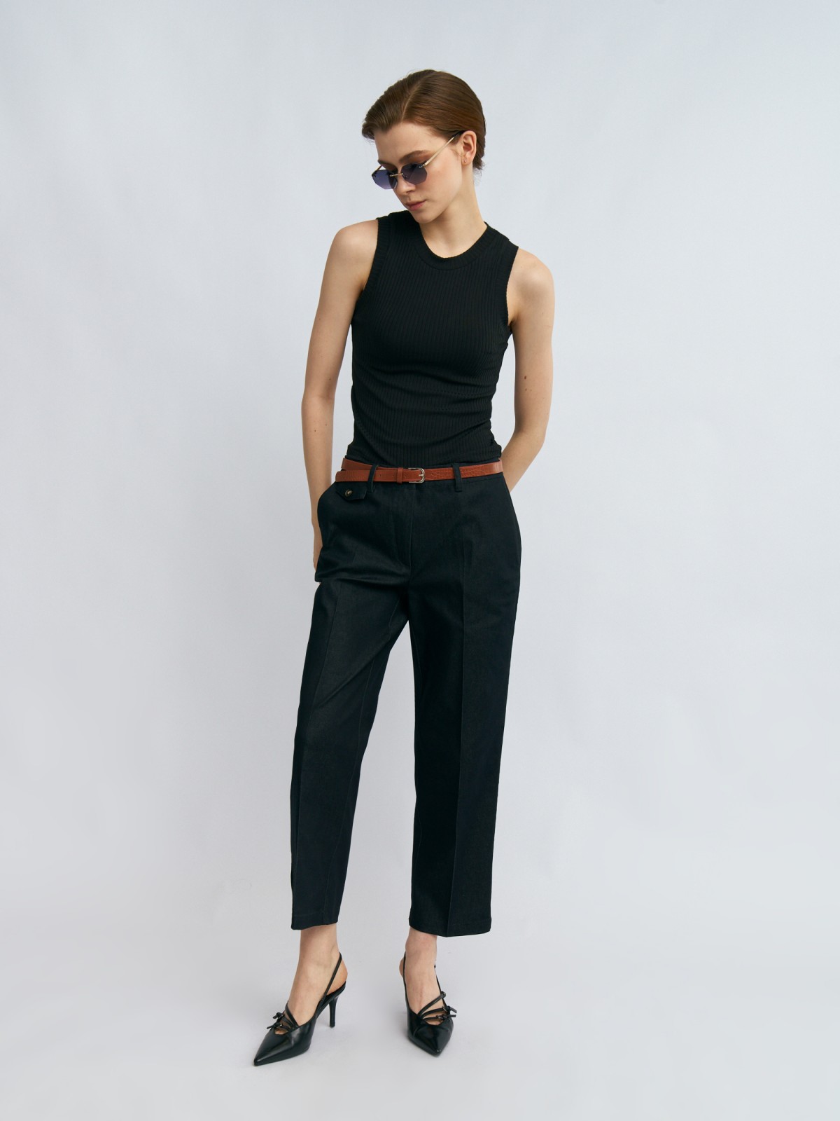 Брюки-чинос со стрелками и ремешком