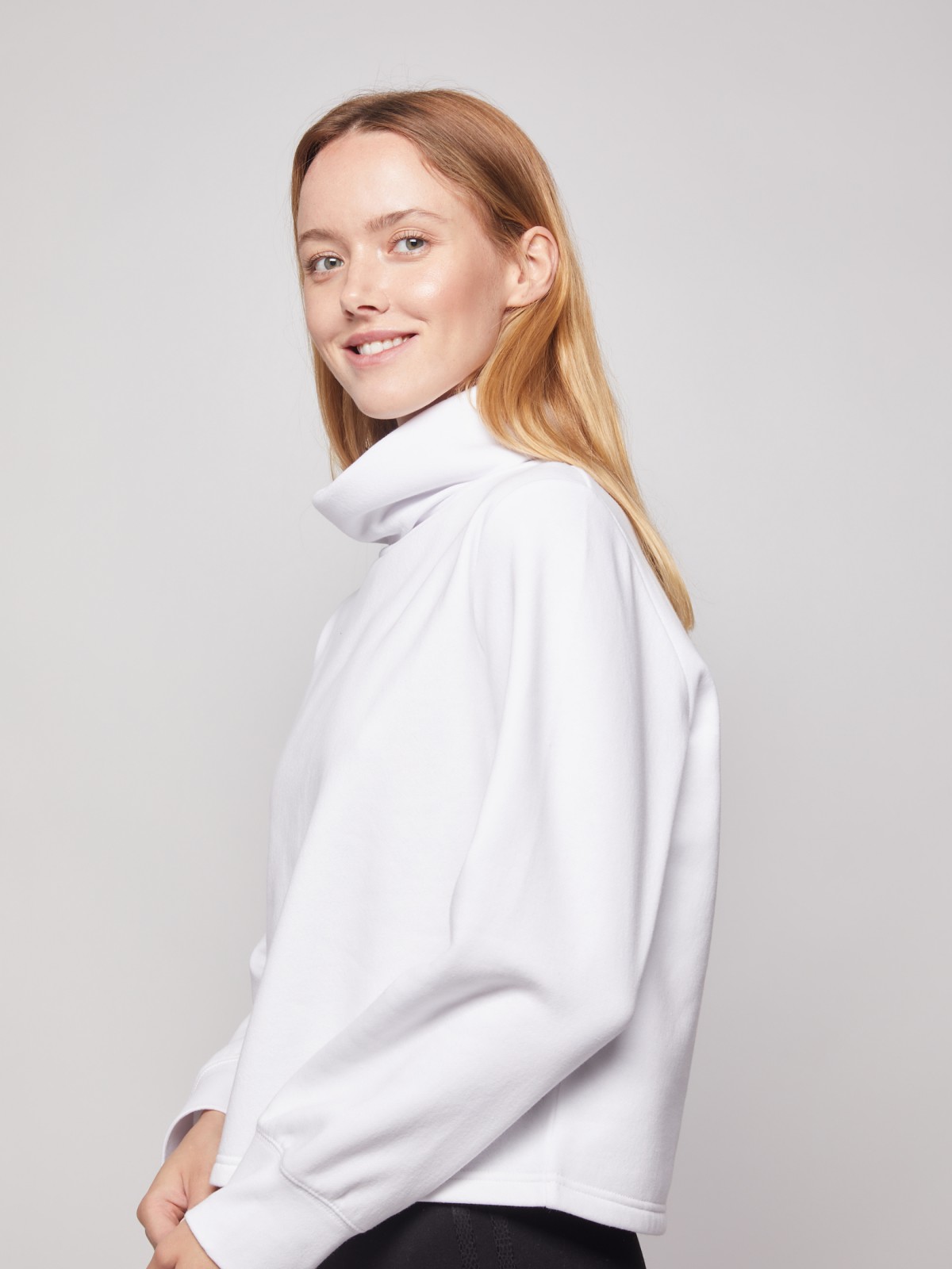 Свитшот с воротником-гольф