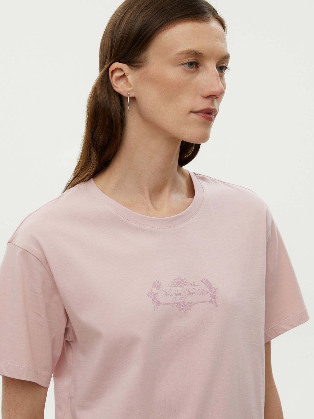 Футболка из хлопка с надписью на спине