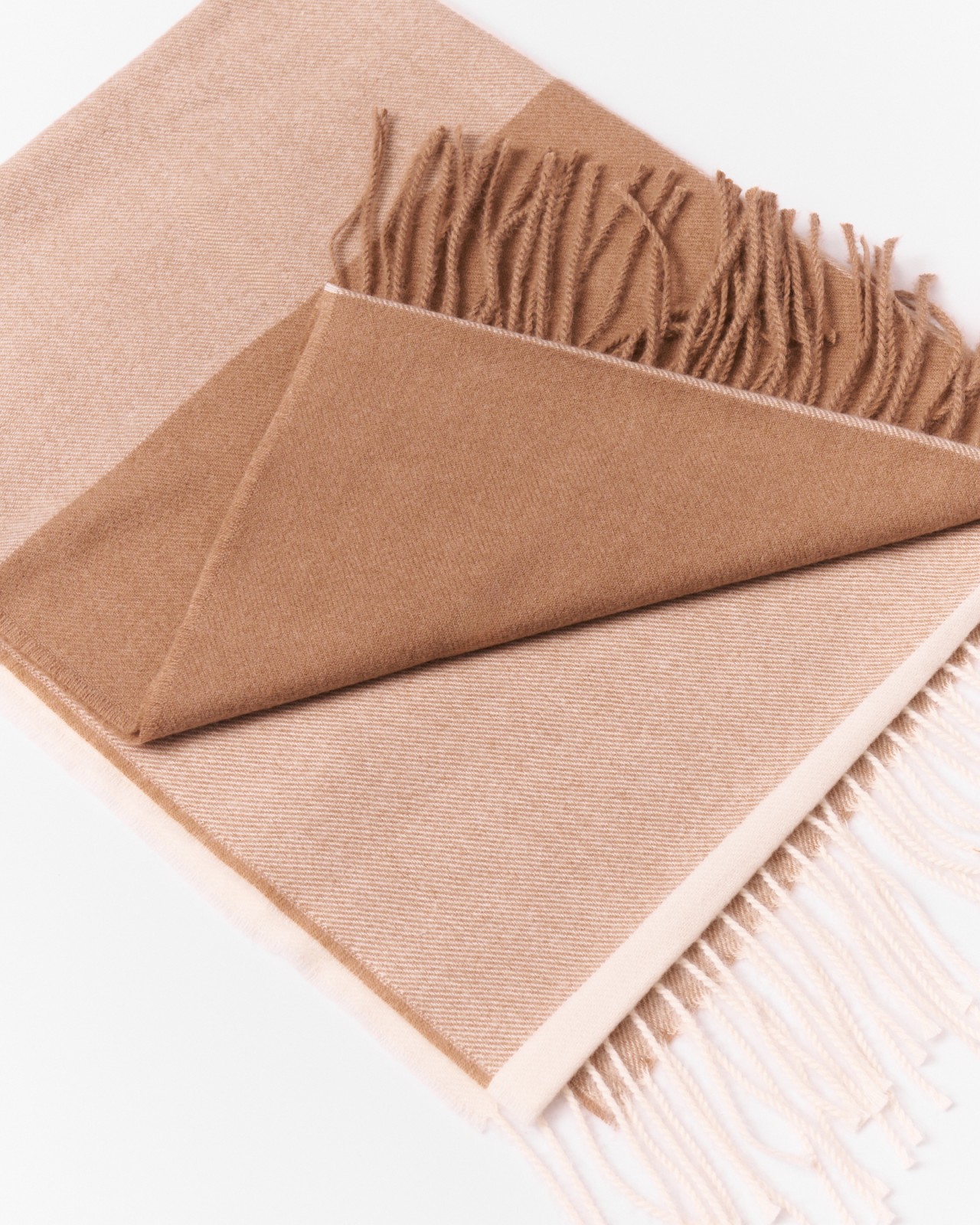 Тканевый шарф в клетку с бахромой