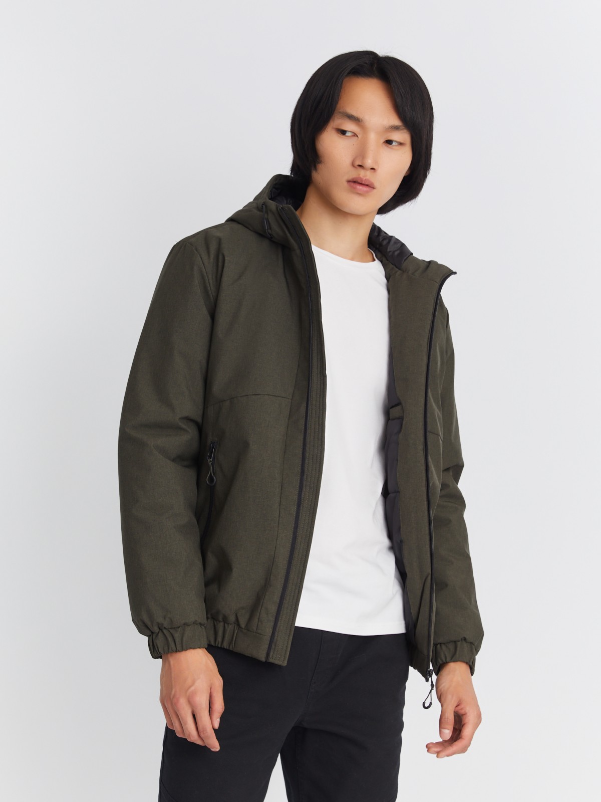Утеплённая куртка-бомбер на синтепоне с капюшоном zolla цвета хаки