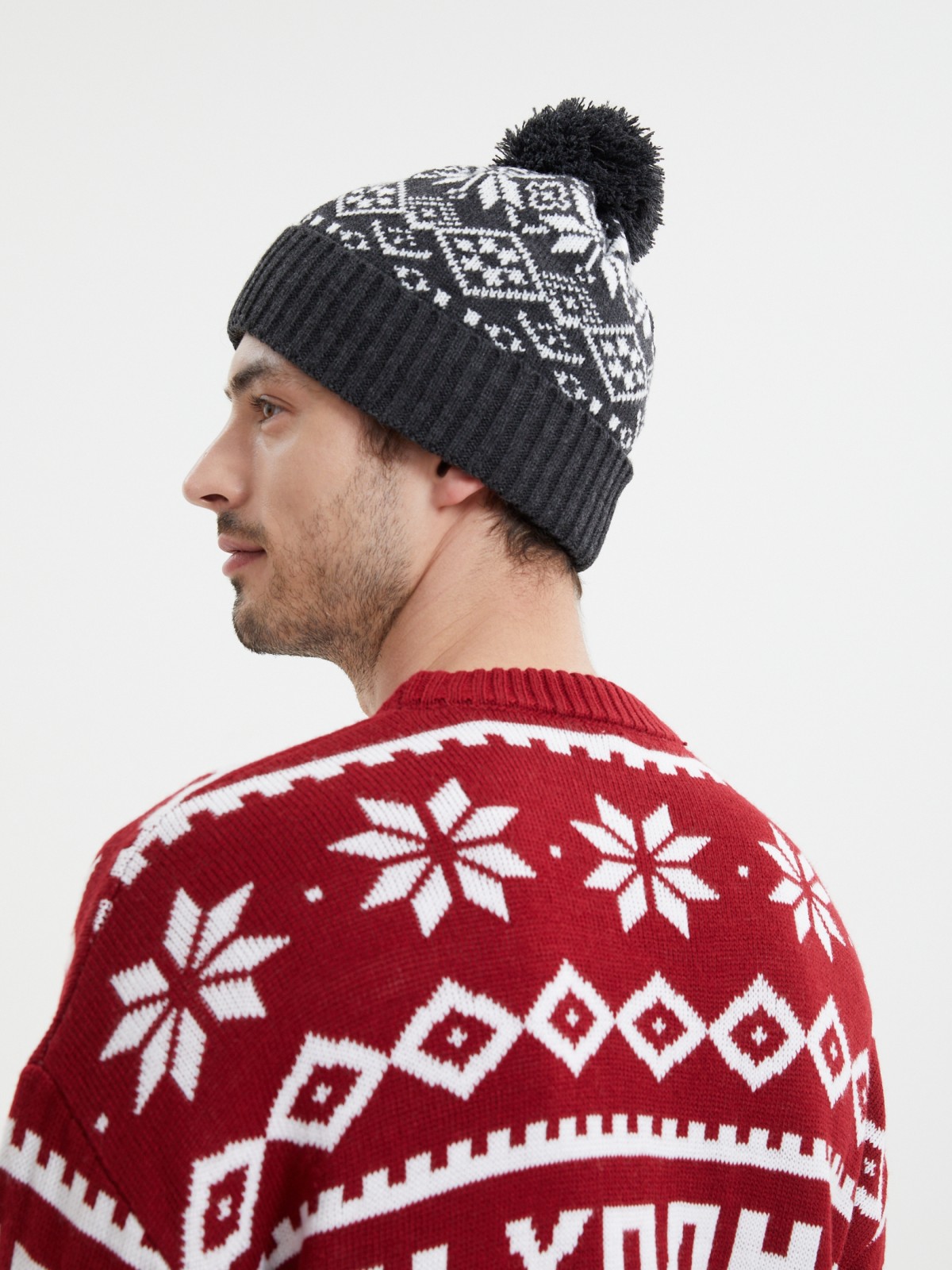 Вязаная шапка с узором и помпоном