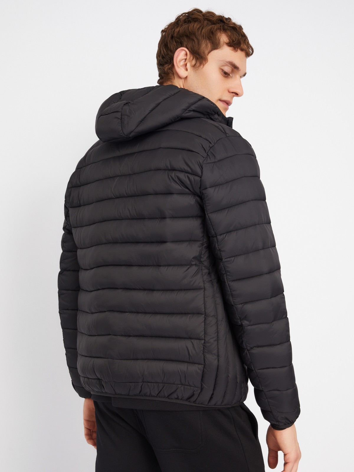 Лёгкая утеплённая стёганая куртка на молнии с капюшоном zolla 013335114014, цвет черный, размер S - фото 6