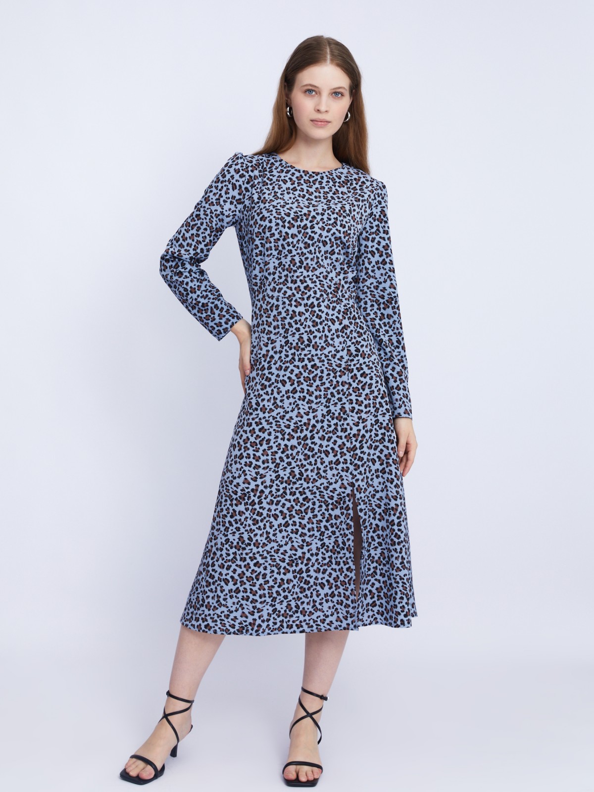 Приталенное платье длины миди с леопардовым принтом и разрезом на подоле