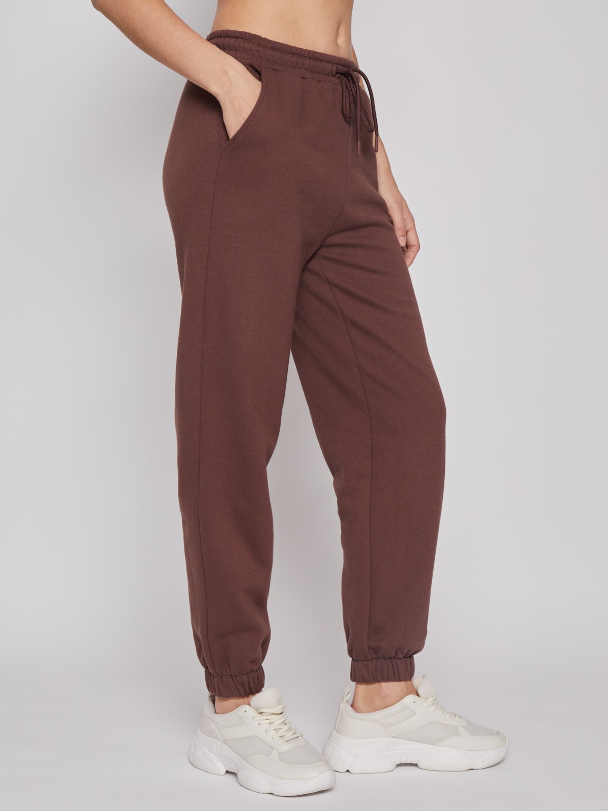 Брюки-джоггеры в спортивном стиле