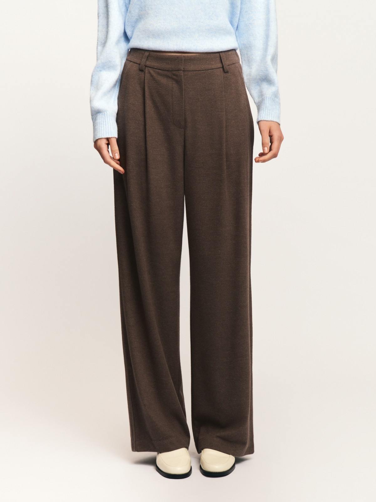 Офисные прямые брюки с защипами