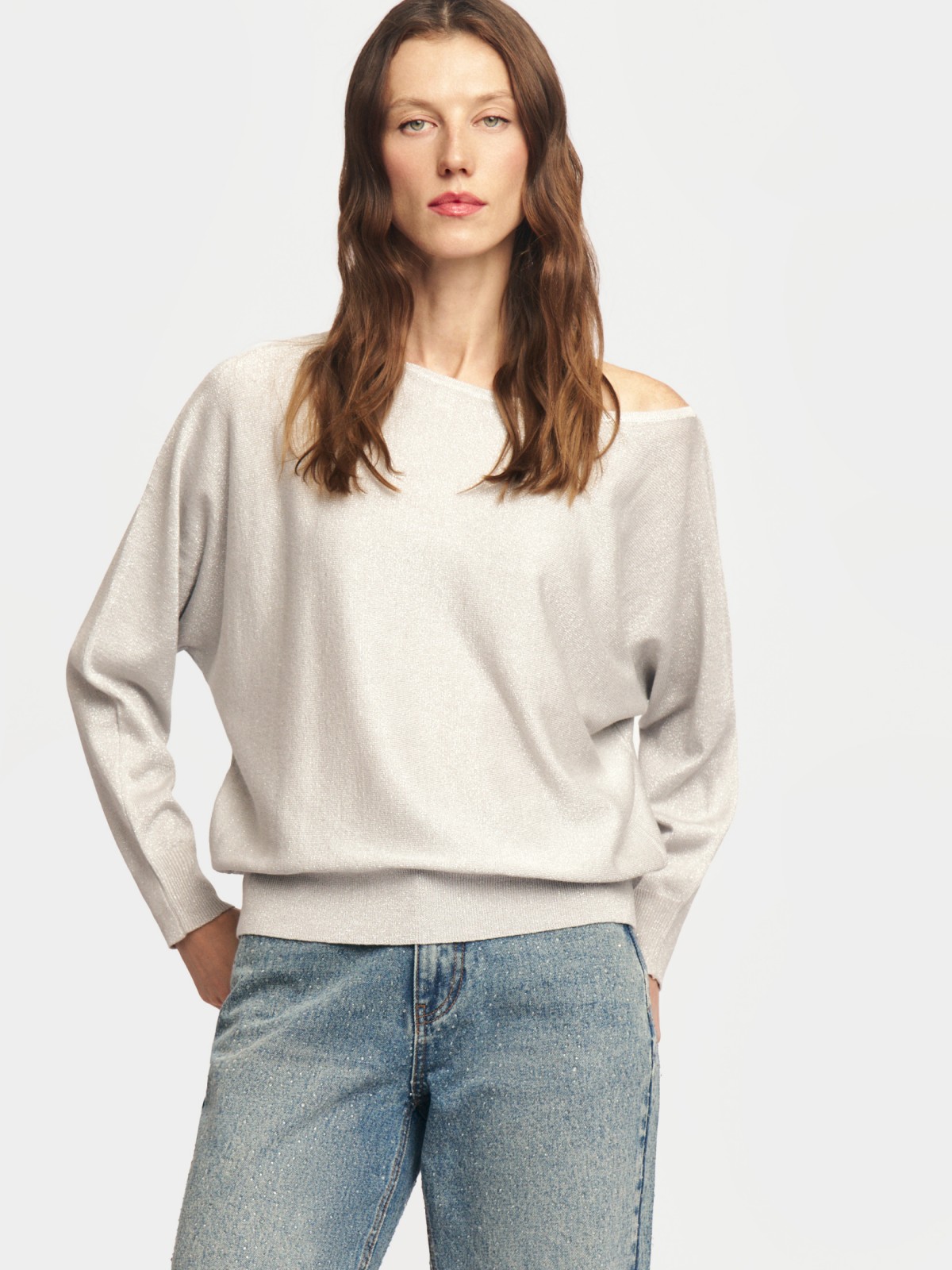 Трикотажный джемпер с люрексом и вырезом на плечо