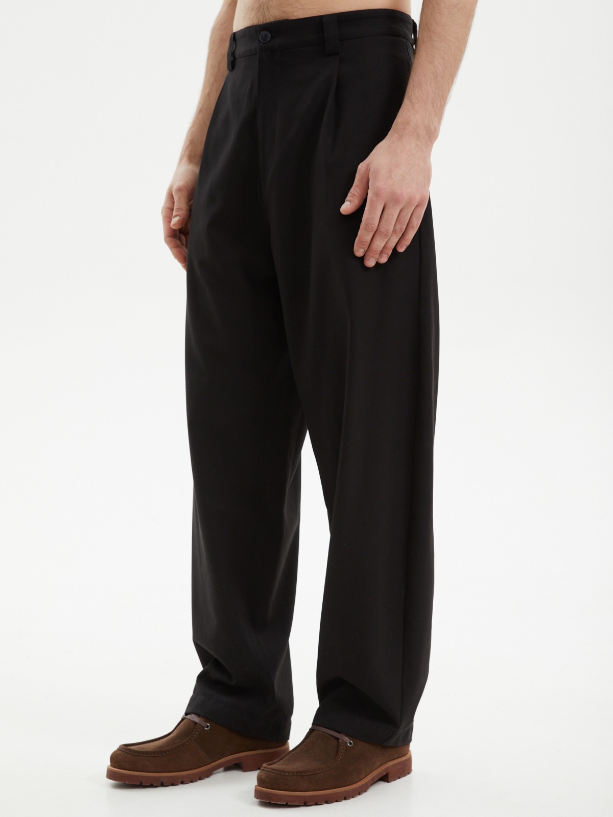 Брюки свободного фасона с защипами