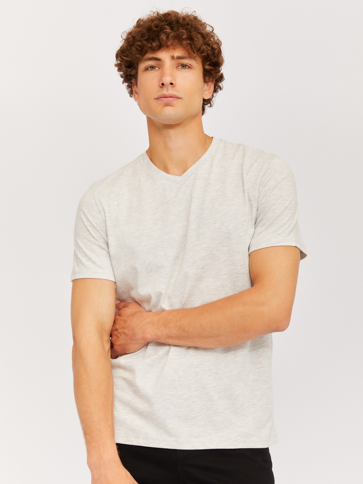 Трикотажная футболка с треугольным вырезом