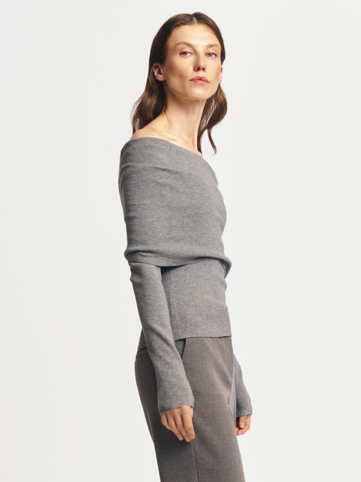 Трикотажный джемпер с открытыми плечами