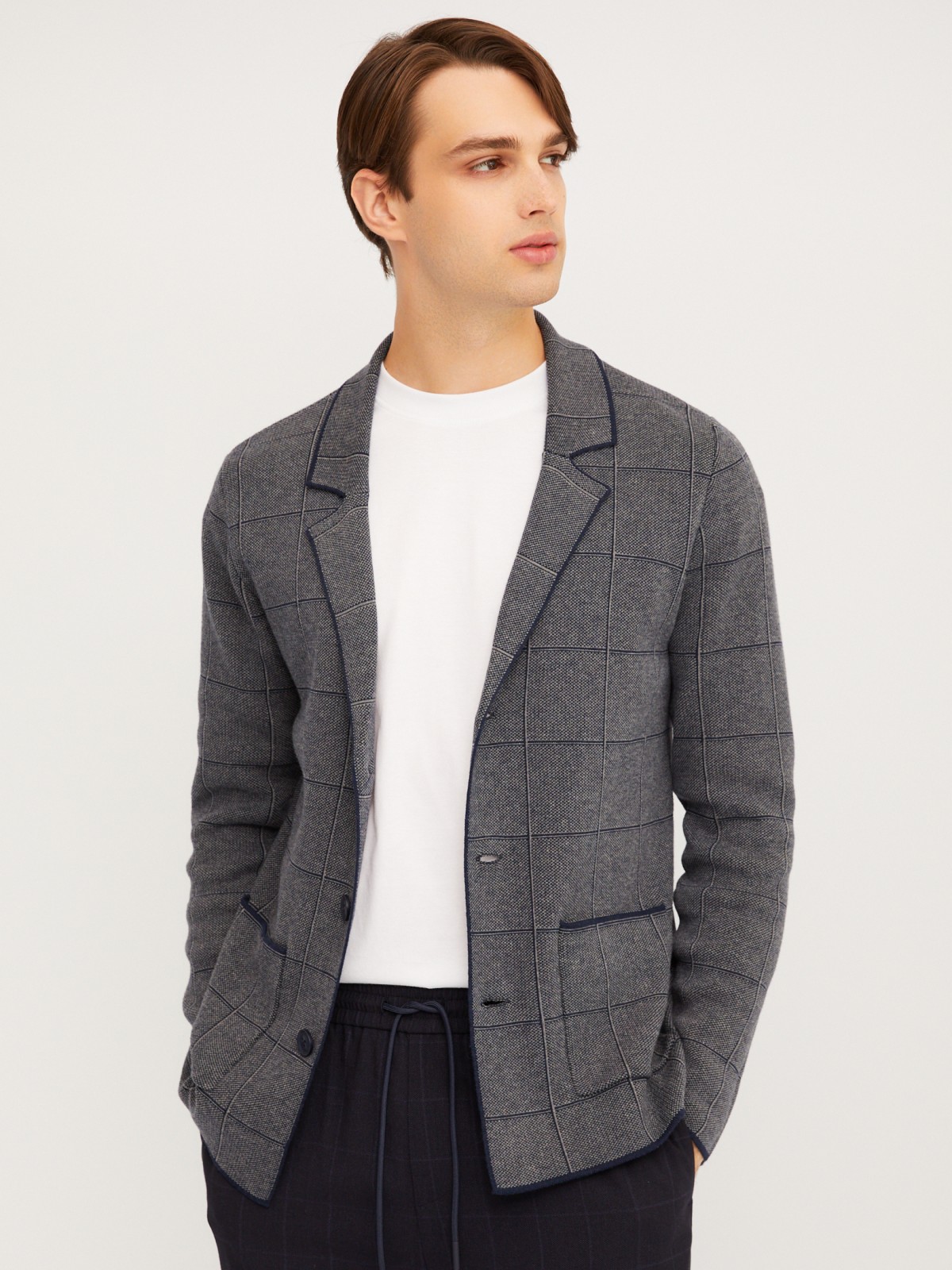 Вязаный кардиган на пуговицах с воротником и накладными карманами 1499₽