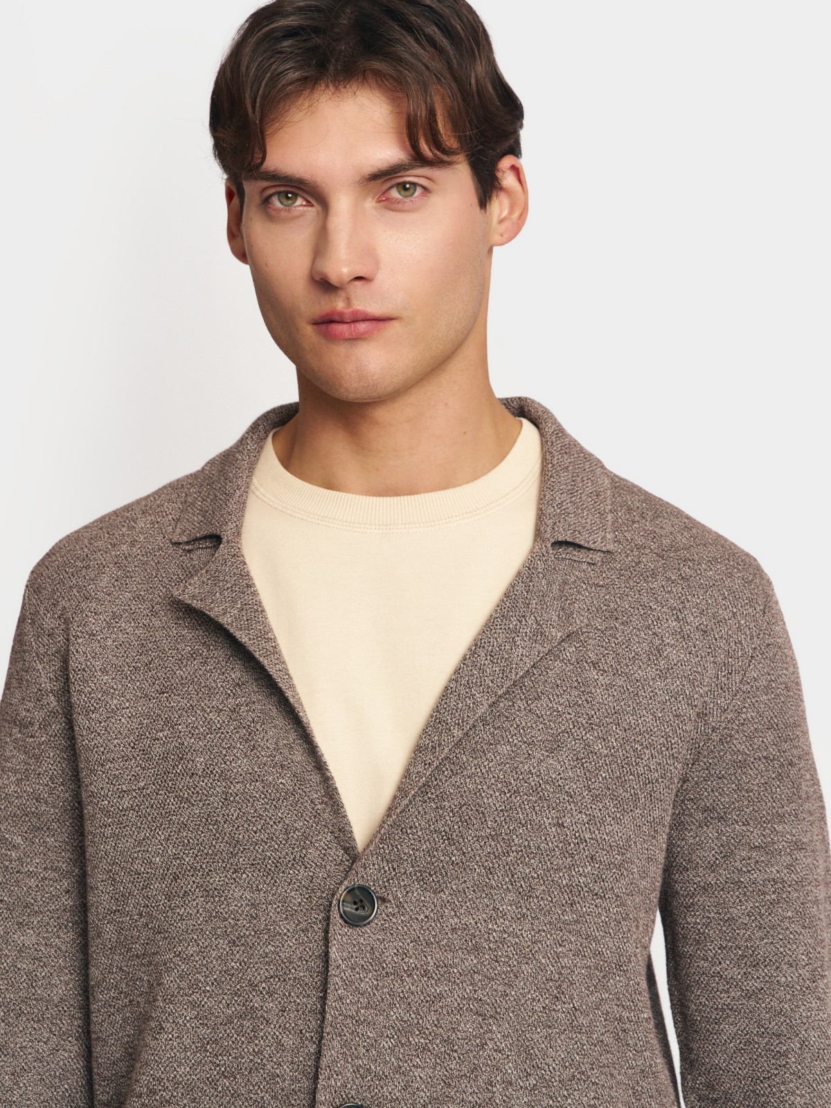 Вязаный кардиган на пуговицах с воротником и карманами