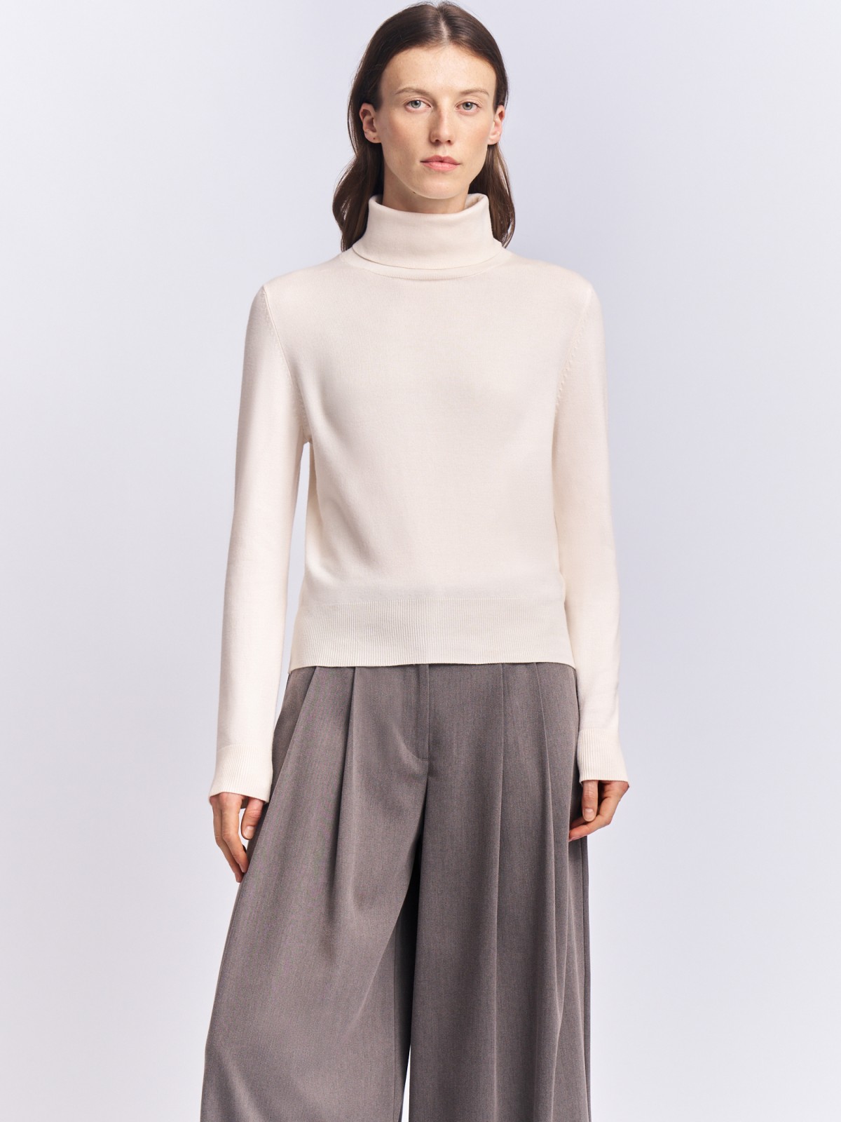 Тонкий свитер-водолазка с горлом