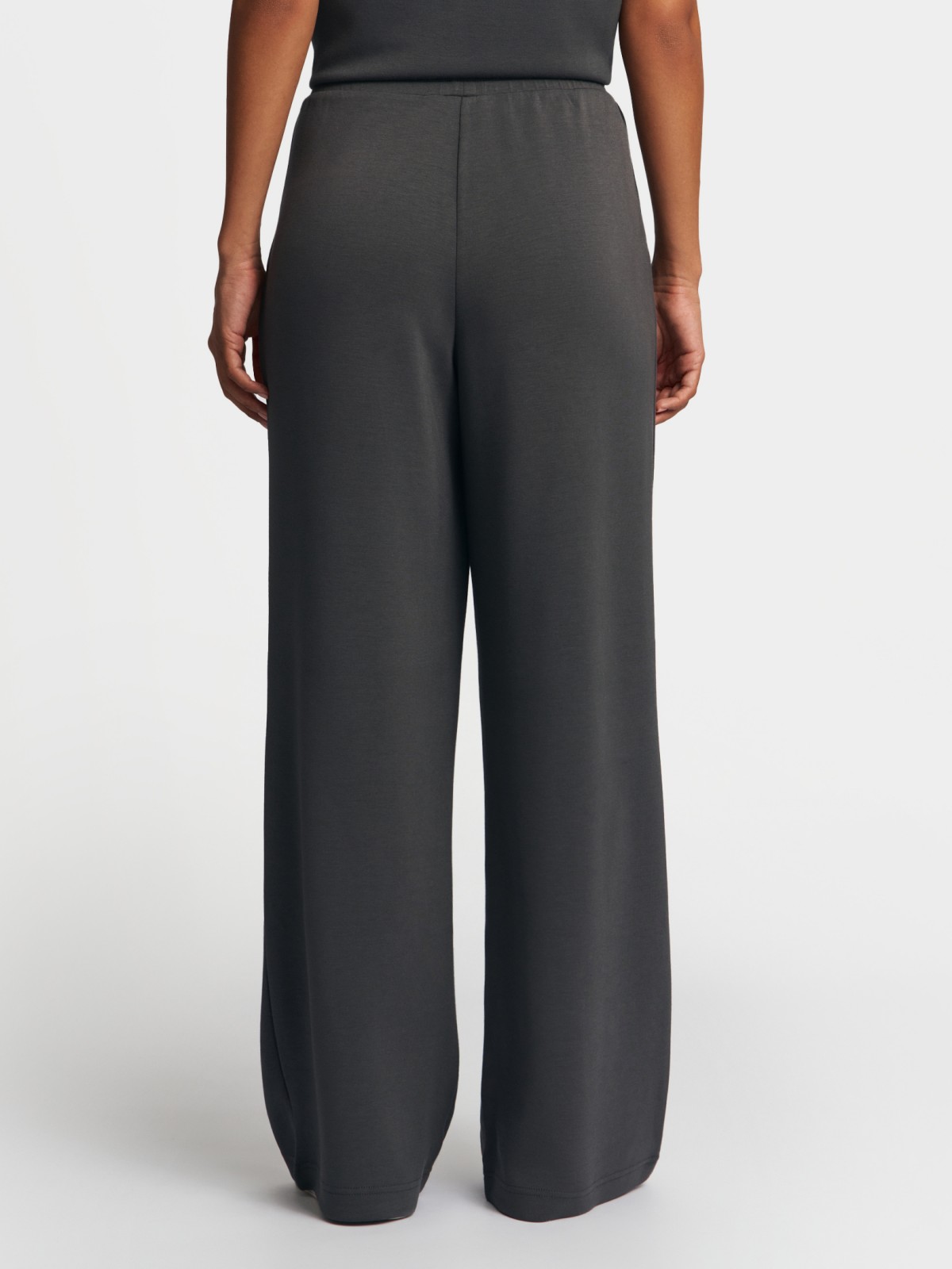 Трикотажные брюки на резинке