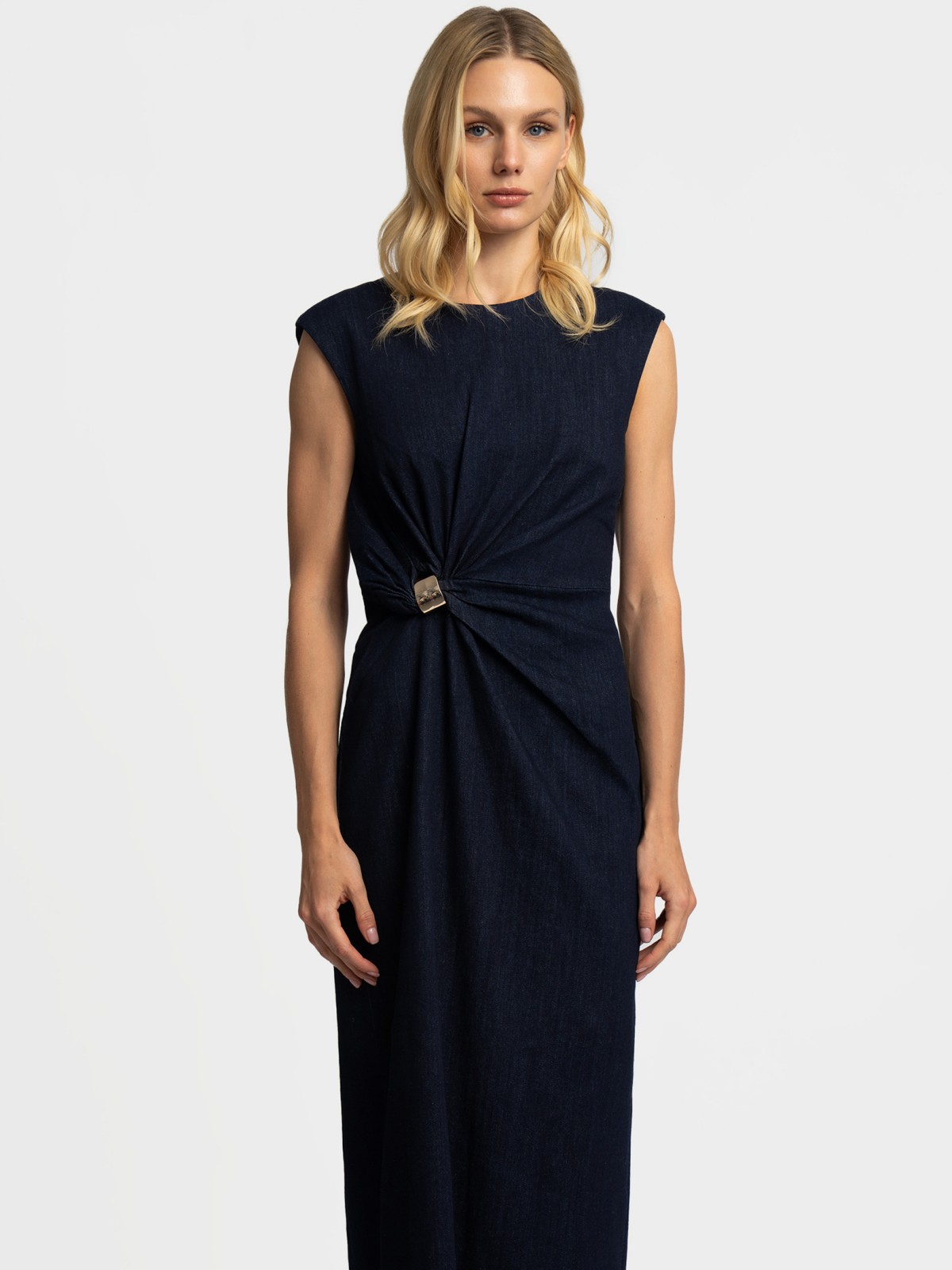 Платье миди с драпировкой без рукавов