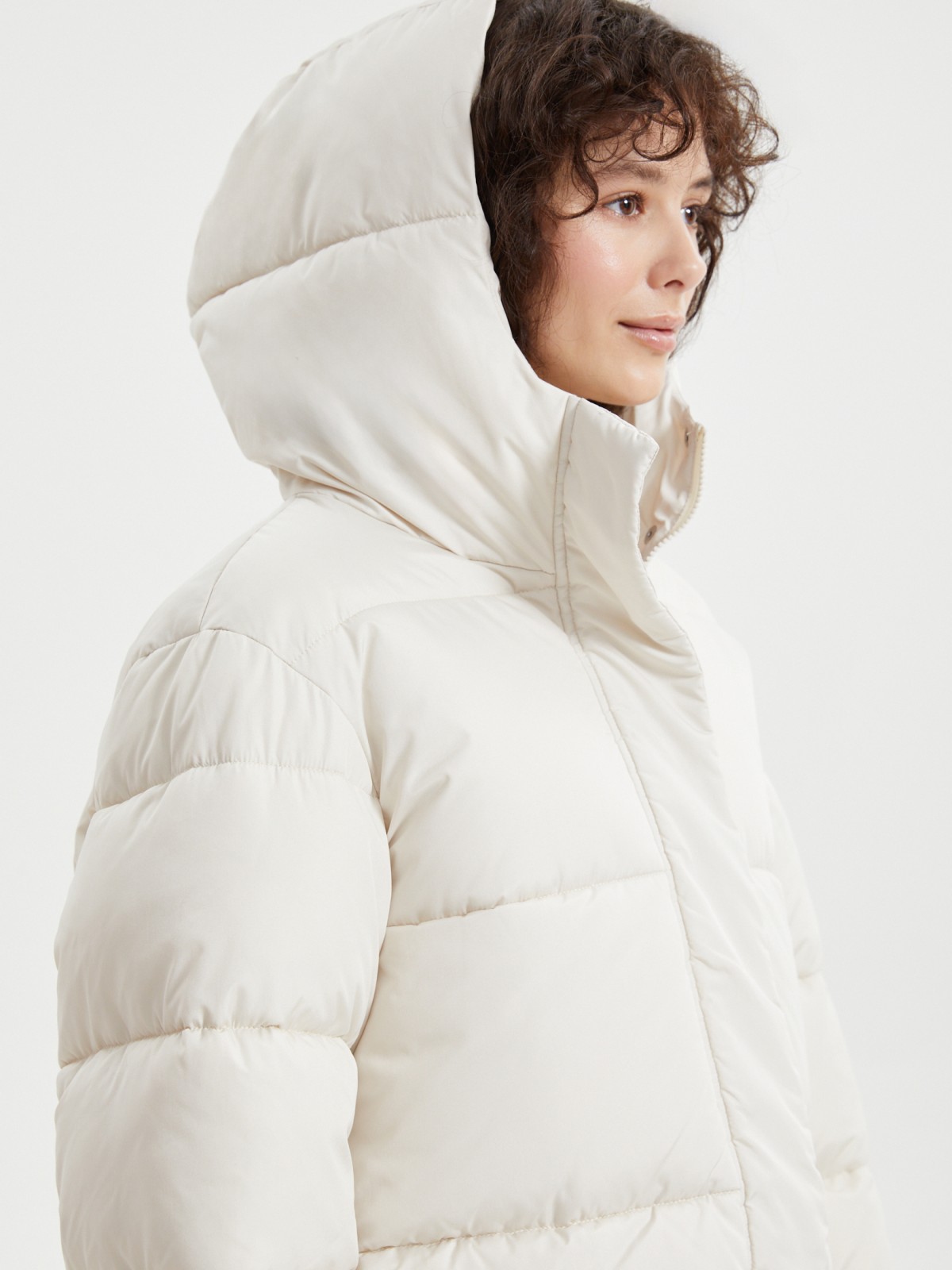 Короткая стёганая куртка с капюшоном