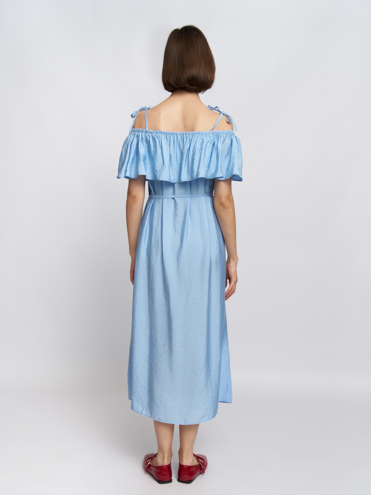 Платье-сарафан с открытыми плечами и разрезом