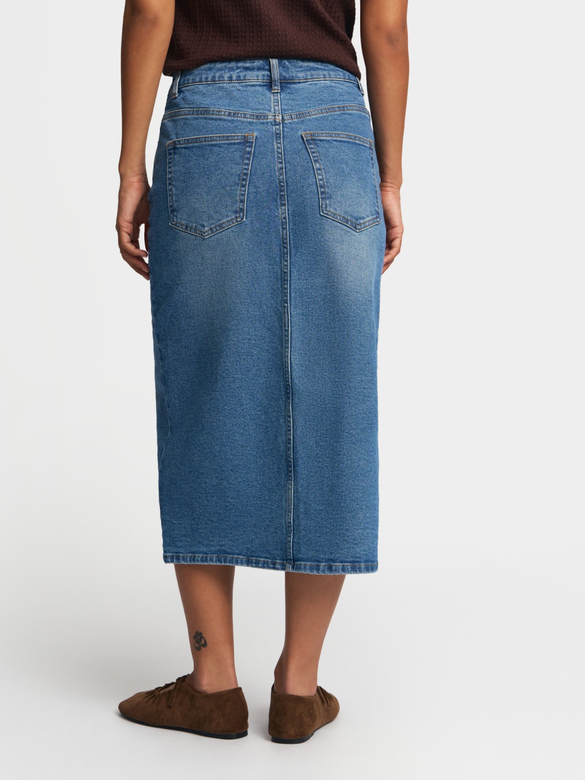 Прямая джинсовая юбка миди с разрезом